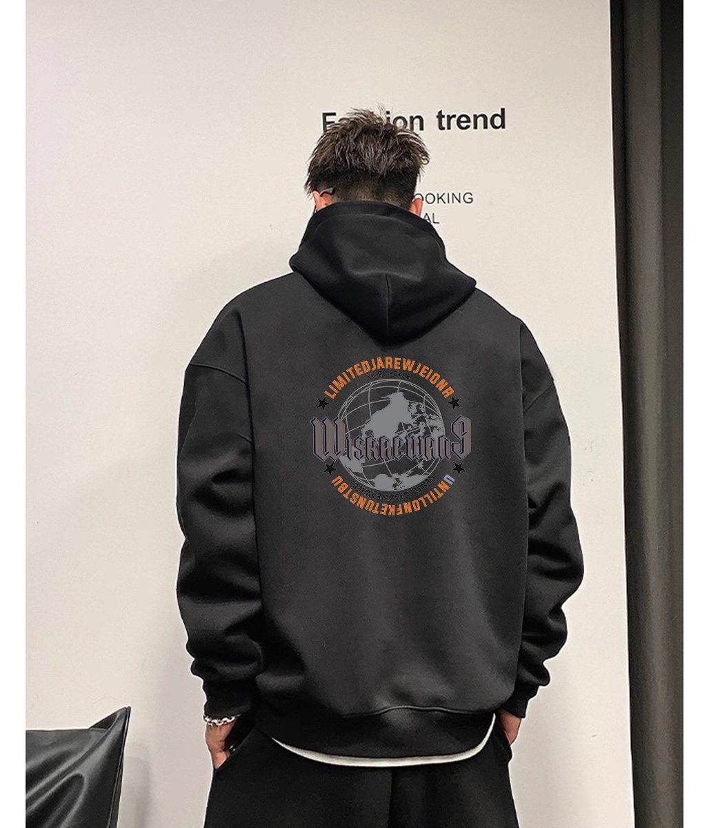 💰205
NIKE 耐克 地球🌍 美式复古 宽松休闲连帽卫衣 男女同款 情侣款
💡:帽绳如不喜欢,可自行抽出拆卸,廓形帽衫玩转不同穿法。
设计灵感:
正面标志性的耐克勾,是运动与潮流的象征,一眼即识的品牌魅力。
而背后的图案与文字,更是别具匠心。地球元素搭配个性字符,仿佛在诉说着不羁的态度与探索世界的渴望。
无论是活力满满的运动时刻,还是悠闲自在的日常出街,它都能完美适配。
穿上它,用脚步丈量时尚,以自信展现风采,成为潮流路上的引领者。
面料工艺:
1.甄选320g新氧棉面料,触感细腻柔滑,吸湿透气,柔软自带支撑感。
2.弹力罗纹收口,后领保形织带,有效防止肩部坍塌和变形。
4.显瘦双肩线领口,贴肤面透气舒适。
5.下摆双排车缝线做工精细,缝合自然,公正有序。
6.双层帽子,厚实硬挺不软塌。
尺码数据:
M【170cm】:衣长70/胸围112/(适合130斤以内)
L【175cm】:衣长73/胸围118/(适合160斤以内)
XL【180cm】:衣长75/胸围124/(适合190斤以内)
注意⚠️:
落肩袖设计,版型偏大。
平时穿着效果偏合身的朋友建议选择小一个码数。