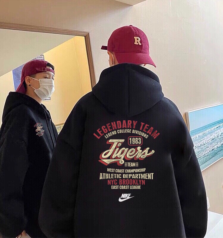 💰205
NIKE 耐克 复古美式 NYC 撞色 宽松休闲连帽卫衣 男女同款 情侣款

💡：帽绳如不喜欢，可自行抽出拆卸，廓形帽衫玩转不同穿法。

设计灵感：
连帽款式，版型宽松，适合多种人群穿着。
nyc brooklyn美式英文撞色设计，复古做旧的风格席卷而来！
正面小图案与背后相呼应，搭配经典nike 小字logo，完美融合！丝毫不觉得突兀～

面料工艺：
1.甄选320g新氧棉面料，触感细腻柔滑，吸湿透气，柔软自带支撑感。
2.弹力罗纹收口，后领保形织带，有效防止肩部坍塌和变形。
4.显瘦双肩线领口，贴肤面透气舒适。
5.下摆双排车缝线做工精细，缝合自然，公正有序。
6.双层帽子，厚实硬挺不软塌。

尺码数据：
M【170cm】：衣长70/胸围112/（适合130斤以内）
L【175cm】：衣长73/胸围118/（适合160斤以内）
XL【180cm】：衣长75/胸围124/（适合190斤以内）

注意⚠️：
落肩袖设计，版型偏大。
平时穿着效果偏合身的朋友建议选择小一个码数。