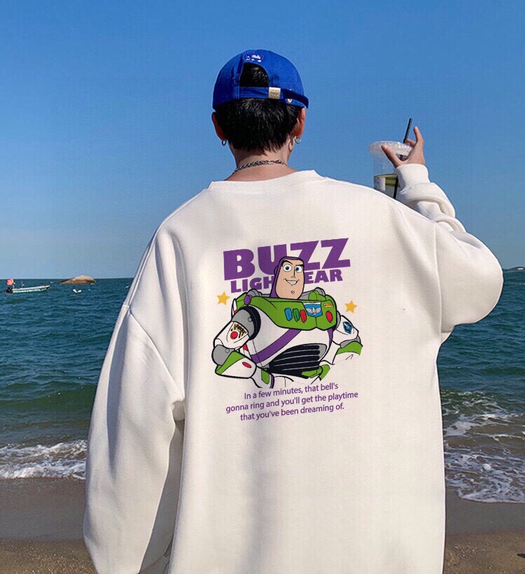 💰185
Nike 耐克 巴斯光年系列 宽松休闲圆领卫衣 运动户外上衣 男女同款 

设计灵感：
巴斯光年是勇敢的探险家，有着独特的冒险精神，是一个勇于自我牺牲的人物。
正面搭配nike logo，彰显品牌。

面料工艺：
1.甄选320g四面弹氧气面料，打造三维立体空间，面料兼具厚度质感与弹性，吸湿透气，穿着贴合不紧绷，舒适有型。
2.领口/袖口/下摆罗纹均采用高密度拼接技术，方便穿脱，舒适升级。
3.宽松版型，基础上配合高端肩部剪裁，勾勒硬朗线条，不失质感格调。
4.领口固形压条，有效保持颈部线条流畅。
5.下摆双排车缝线做工精细，细节精致，提升穿搭质感。
6.原版烫印领标+原版吊牌，品质跃现。

尺码数据：
M【170cm】：衣长70/胸围112/（适合130斤以内）
L【175cm】：衣长73/胸围118/（适合160斤以内）
XL【180cm】：衣长75/胸围124/（适合190斤以内）

注意⚠️：
落肩袖设计，版型偏大。
平时穿着效果偏合身的朋友建议选择小一个码数。