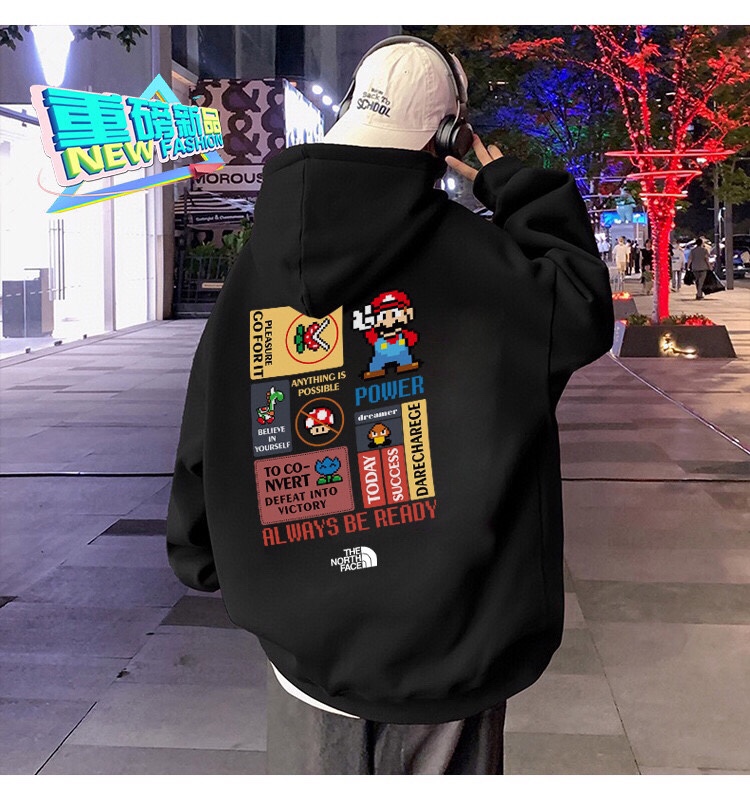 The North Face 北面 超级玛丽联名 马里奥 像素系列 宽松休闲连帽卫衣 男女同款 情侣款 💡:帽绳如不喜欢,可自行抽出拆卸,廓形帽衫玩转不同穿法. 设计灵感: 经典卡通马里奥,像素感设计风格. 胸前比yeah萌趣手势,搭配power英文字母 背后大面积图案+tnf logo,辅以不同的色块拼接,精致吸睛! 各种动画元素的呈现,童趣尽显! 面料工艺: 1.甄选320g新氧棉面料,触感细腻柔滑,吸湿透气,柔软自带支撑感. 2.弹力罗纹收口,后领保形织带,有效防止肩部坍塌和变形. 4.显瘦双肩线领口,贴肤面透气舒适. 5.下摆双排车缝线做工精细,缝合自然,公正有序. 6.双层帽子,厚实硬挺不软塌. 尺码数据: M【170cm】:衣长70/胸围112/(适合130斤以内) L【175cm】:衣长73/胸围118/(适合160斤以内) XL【180cm】:衣长75/胸围124/(适合190斤以内) 注意⚠️: 落肩袖设计,版型偏大. 平时穿着效果偏合身的朋友建议选择小一个码数.