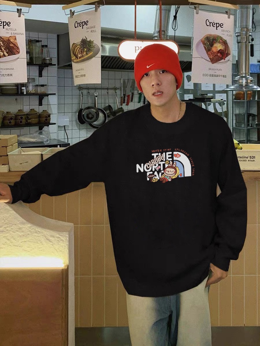 The North Face 北面 LABUBU 联名 恶搞 美式 宽松休闲圆领卫衣 运动户外上衣 男女同款 设计灵感: LABUBU X the north face联名,慵懒松弛感拉满💫 胸前趣味卡通+经典标识碰撞,潮酷又带点可爱调调~宽松版型适配各种身形,日常出街、宅家休闲都能穿,轻松拿捏随性时髦感✨ 面料工艺: 1.甄选320g四面弹氧气面料,打造三维立体空间,面料兼具厚度质感与弹性,吸湿透气,穿着贴合不紧绷,舒适有型. 2.领口/袖口/下摆罗纹均采用高密度拼接技术,方便穿脱,舒适升级. 3.宽松版型,基础上配合高端肩部剪裁,勾勒硬朗线条,不失质感格调. 4.领口固形压条,有效保持颈部线条流畅. 5.下摆双排车缝线做工精细,细节精致,提升穿搭质感. 6.原版烫印领标+原版吊牌,品质跃现. 尺码数据: M【170cm】:衣长70/胸围112/(适合130斤以内) L【175cm】:衣长73/胸围118/(适合160斤以内) XL【180cm】:衣长75/胸围124/(适合190斤以内) 注意⚠️: 落肩袖设计,版型偏大. 平时穿着效果偏合身的朋友建议选择小一个码数.