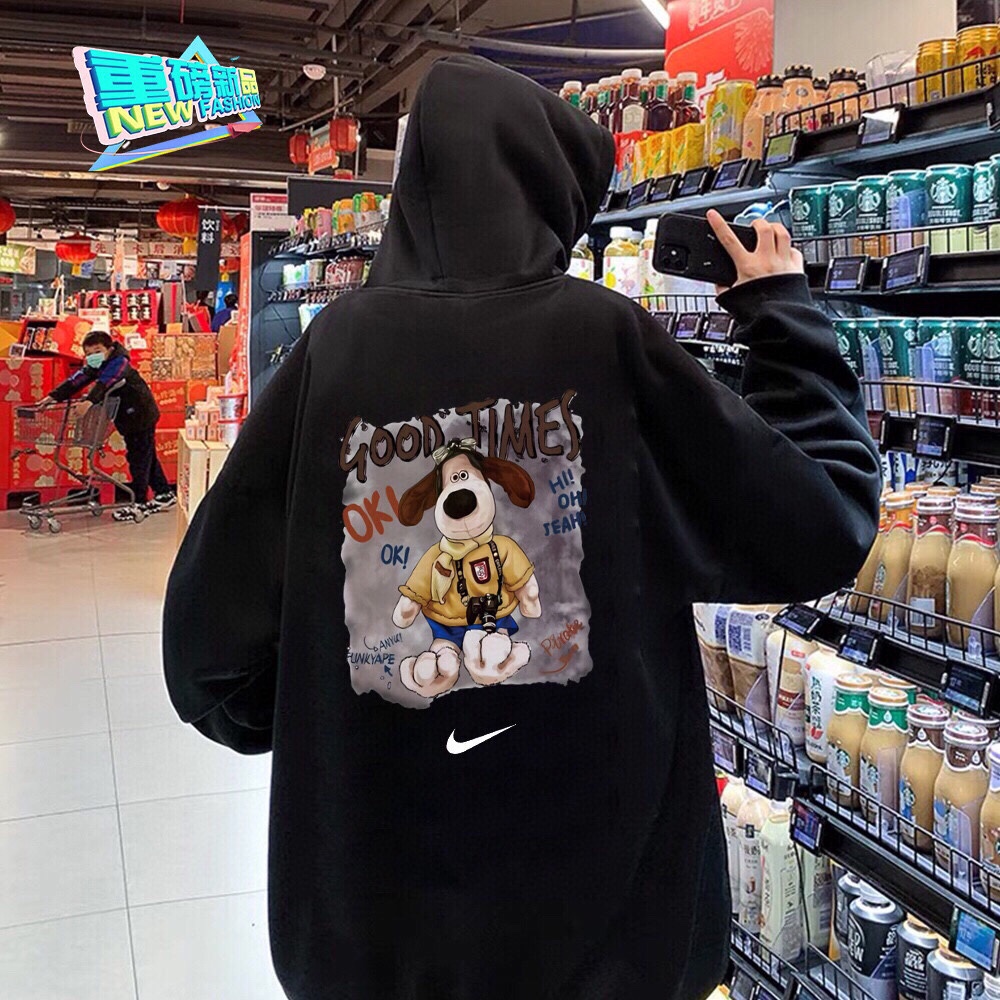 💰205
NIKE 耐克 飞行小狗 good times 宽松休闲连帽卫衣 男女同款 情侣款
💡:帽绳如不喜欢,可自行抽出拆卸,廓形帽衫玩转不同穿法。
设计灵感:
飞行小狗图案涂鸦即视感,前后呼应,设计感满满。
搭配nike logo,彰显品牌,前片简约大气,内搭外穿均可。
面料工艺:
1.甄选320g新氧棉面料,触感细腻柔滑,吸湿透气,柔软自带支撑感。
2.弹力罗纹收口,后领保形织带,有效防止肩部坍塌和变形。
4.显瘦双肩线领口,贴肤面透气舒适。
5.下摆双排车缝线做工精细,缝合自然,公正有序。
6.双层帽子,厚实硬挺不软塌。
尺码数据:
M【170cm】:衣长70/胸围112/(适合130斤以内)
L【175cm】:衣长73/胸围118/(适合160斤以内)
XL【180cm】:衣长75/胸围124/(适合190斤以内)
注意⚠️:
落肩袖设计,版型偏大。
平时穿着效果偏合身的朋友建议选择小一个码数。