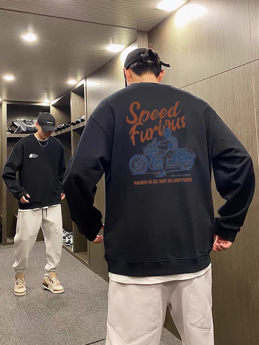💰185
The North Face 北面 “Speed Furious”动感摩托车 休闲宽松圆领卫衣 运动户外上衣 男女同款 

设计灵感：
当速度邂逅激情，潮流就此诞生。这款短袖，后背“Speed Furious”字样搭配动感摩托图案，似将风驰电掣的瞬间定格。
简约而不失个性的设计，黑白双色经典百搭，无论是漫步街头还是驰骋赛道旁，都能让你轻松成为焦点。
穿上它，拥抱自由与速度，释放内心的不羁灵魂。

面料工艺：
1.甄选320g四面弹氧气面料，打造三维立体空间，面料兼具厚度质感与弹性，吸湿透气，穿着贴合不紧绷，舒适有型。
2.领口/袖口/下摆罗纹均采用高密度拼接技术，方便穿脱，舒适升级。
3.宽松版型，基础上配合高端肩部剪裁，勾勒硬朗线条，不失质感格调。
4.领口固形压条，有效保持颈部线条流畅。
5.下摆双排车缝线做工精细，细节精致，提升穿搭质感。
6.原版烫印领标+原版吊牌，品质跃现。

尺码数据：
M【170cm】：衣长70/胸围112/（适合130斤以内）
L【175cm】：衣长73/胸围118/（适合160斤以内）
XL【180cm】：衣长75/胸围124/（适合190斤以内）

注意⚠️：
落肩袖设计，版型偏大。
平时穿着效果偏合身的朋友建议选择小一个码数。