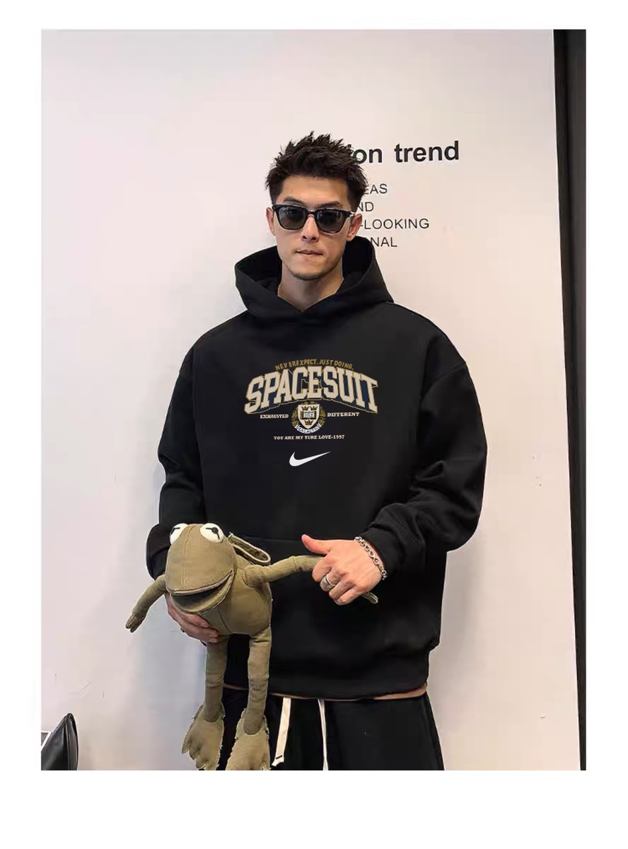💰205
NIKE 耐克 SPACESUIT 复古美式 宽松休闲连帽卫衣 男女同款 情侣款

💡：帽绳如不喜欢，可自行抽出拆卸，廓形帽衫玩转不同穿法。

设计灵感：
“SPACESUIT” 字样醒目而独特，仿佛开启一场时尚的太空探索之旅 。
上方 “NEVER EXPECT. JUST DOING” 传递着无畏向前的态度。穿上它，在时尚与活力间自由切换，轻松成为街头焦点，每一步都踏出专属的潮流气场。

面料工艺：
1.甄选320g新氧棉面料，触感细腻柔滑，吸湿透气，柔软自带支撑感。
2.弹力罗纹收口，后领保形织带，有效防止肩部坍塌和变形。
4.显瘦双肩线领口，贴肤面透气舒适。
5.下摆双排车缝线做工精细，缝合自然，公正有序。
6.双层帽子，厚实硬挺不软塌。

尺码数据：
M【170cm】：衣长70/胸围112/（适合130斤以内）
L【175cm】：衣长73/胸围118/（适合160斤以内）
XL【180cm】：衣长75/胸围124/（适合190斤以内）

注意⚠️：
落肩袖设计，版型偏大。
平时穿着效果偏合身的朋友建议选择小一个码数。