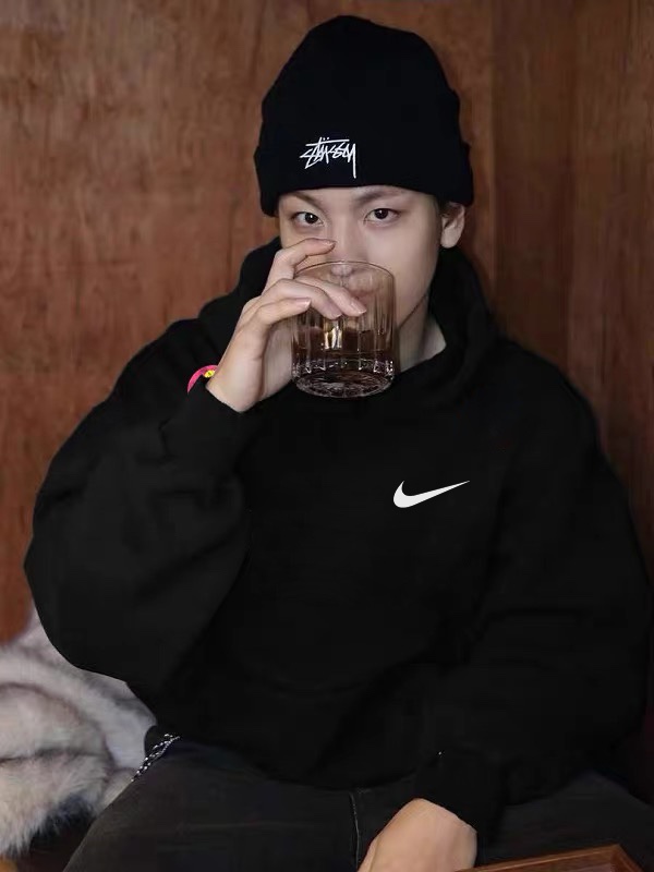 💰205
Nike 耐克后背月球印花 复古美式 宽松休闲连帽卫衣 男女同款 情侣款
💡:帽绳如不喜欢,可自行抽出拆卸,廓形帽衫玩转不同穿法。
设计灵感:
亮眼吸睛的月球图案设计,潮流时尚。
前面nike 经典logo,彰显品牌!
面料工艺:
1.甄选320g新氧棉面料,触感细腻柔滑,吸湿透气,柔软自带支撑感。
2.弹力罗纹收口,后领保形织带,有效防止肩部坍塌和变形。
4.显瘦双肩线领口,贴肤面透气舒适。
5.下摆双排车缝线做工精细,缝合自然,公正有序。
6.双层帽子,厚实硬挺不软塌。
尺码数据:
M【170cm】:衣长70/胸围112/(适合130斤以内)
L【175cm】:衣长73/胸围118/(适合160斤以内)
XL【180cm】:衣长75/胸围124/(适合190斤以内)
注意⚠️:
落肩袖设计,版型偏大。
平时穿着效果偏合身的朋友建议选择小一个码数。