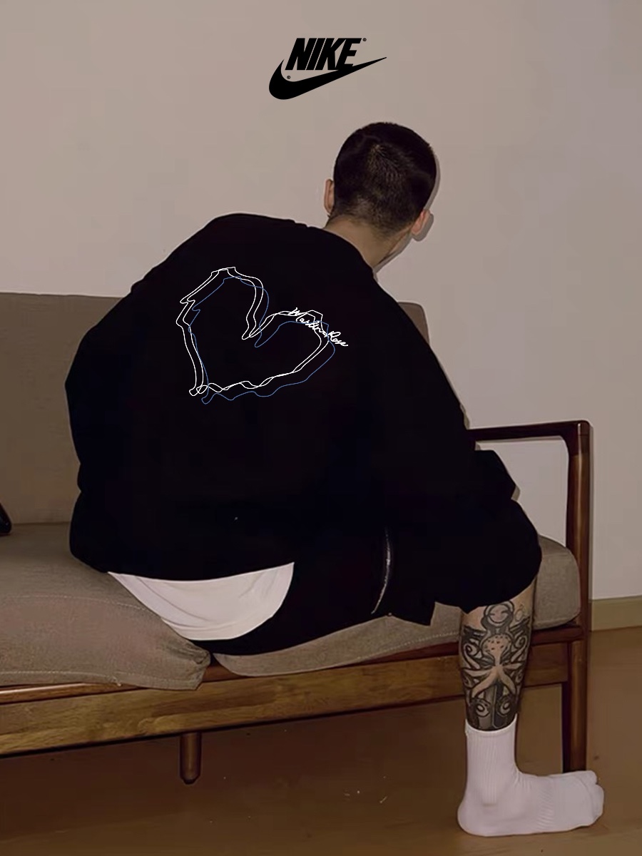 💰185
NIKE 耐克 线条心型图案 撞色 休闲宽松圆领卫衣 运动户外上衣 男女同款
设计灵感:
简约与个性碰撞,这件耐克堪称潮流典范。
正面经典勾形标志,低调诠释品牌风尚,无声诉说着运动与时尚的融合。
转身之间,后背线条勾勒的心形图案,搭配独特文字,为整体注入浪漫与不羁。
它是日常出街的绝佳拍档,无论是搭配随性破洞牛仔裤,还是简约运动长裤,都能轻松营造街头潮流感。
面料工艺:
1.甄选320g四面弹氧气面料,打造三维立体空间,面料兼具厚度质感与弹性,吸湿透气,穿着贴合不紧绷,舒适有型。
2.领口/袖口/下摆罗纹均采用高密度拼接技术,方便穿脱,舒适升级。
3.宽松版型,基础上配合高端肩部剪裁,勾勒硬朗线条,不失质感格调。
4.领口固形压条,有效保持颈部线条流畅。
5.下摆双排车缝线做工精细,细节精致,提升穿搭质感。
6.原版烫印领标+原版吊牌,品质跃现。
尺码数据:
M【170cm】:衣长70/胸围112/(适合130斤以内)
L【175cm】:衣长73/胸围118/(适合160斤以内)
XL【180cm】:衣长75/胸围124/(适合190斤以内)
注意⚠️:
落肩袖设计,版型偏大。
平时穿着效果偏合身的朋友建议选择小一个码数。