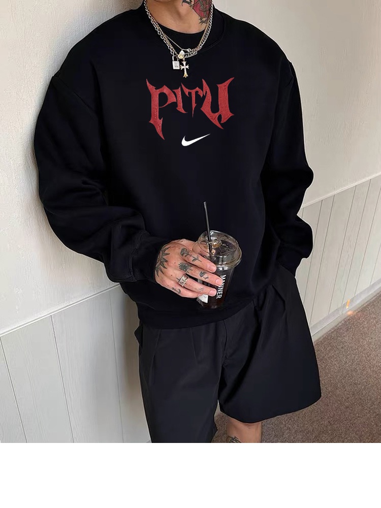 💰185
NIKE 耐克 街头潮酷宽松休闲圆领卫衣 运动户外上衣 男女同款
设计灵感:
红色“PTU”字母带着街头潮酷感,搭配标志性小勾,细节拉满。宽松版型对各种身材都友好,单穿或者叠穿内搭,都能轻松打造出随性又有范儿的造型,出街绝对吸睛~
面料工艺:
1.甄选320g四面弹氧气面料,打造三维立体空间,面料兼具厚度质感与弹性,吸湿透气,穿着贴合不紧绷,舒适有型。
2.领口/袖口/下摆罗纹均采用高密度拼接技术,方便穿脱,舒适升级。
3.宽松版型,基础上配合高端肩部剪裁,勾勒硬朗线条,不失质感格调。
4.领口固形压条,有效保持颈部线条流畅。
5.下摆双排车缝线做工精细,细节精致,提升穿搭质感。
6.原版烫印领标+原版吊牌,品质跃现。
尺码数据:
M【170cm】:衣长70/胸围112/(适合130斤以内)
L【175cm】:衣长73/胸围118/(适合160斤以内)
XL【180cm】:衣长75/胸围124/(适合190斤以内)
注意⚠️:
落肩袖设计,版型偏大。
平时穿着效果偏合身的朋友建议选择小一个码数。