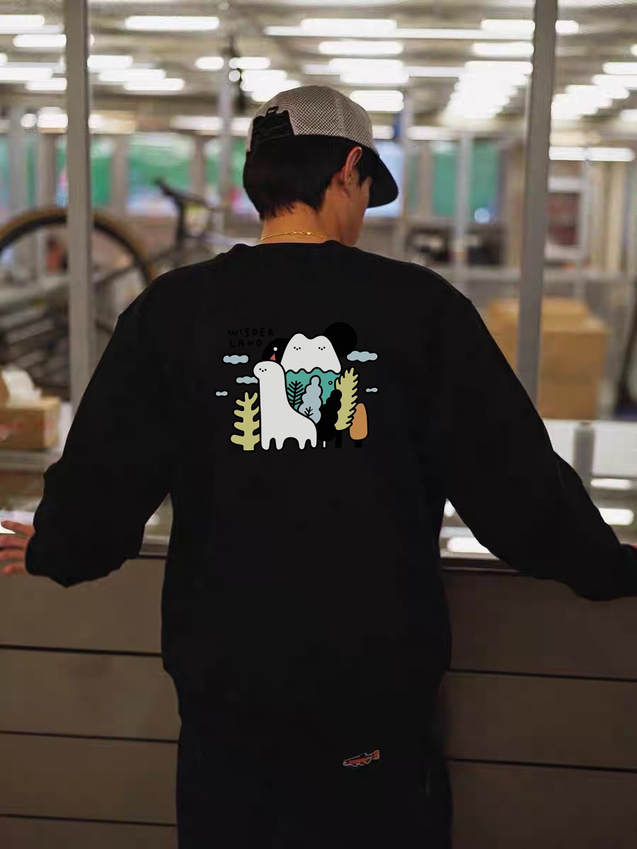 💰185
THE NORTH FACE 北面 软萌小动物 山川绿植 ⛰️🪴休闲宽松圆领卫衣 运动户外上衣 男女同款 

设计灵感：
经典小标简约不简单，后背藏着治愈系插画—— 软萌小动物与山川绿植相伴，像把 “户外小美好” 穿在身上～黑灰两色百搭又有巧思，日常通勤或周末撒欢，一件搞定松弛感与潮流感，轻松拿捏户外风的可爱与酷✨

面料工艺：
1.甄选320g四面弹氧气面料，打造三维立体空间，面料兼具厚度质感与弹性，吸湿透气，穿着贴合不紧绷，舒适有型。
2.领口/袖口/下摆罗纹均采用高密度拼接技术，方便穿脱，舒适升级。
3.宽松版型，基础上配合高端肩部剪裁，勾勒硬朗线条，不失质感格调。
4.领口固形压条，有效保持颈部线条流畅。
5.下摆双排车缝线做工精细，细节精致，提升穿搭质感。
6.原版烫印领标+原版吊牌，品质跃现。

尺码数据：
M【170cm】：衣长70/胸围112/（适合130斤以内）
L【175cm】：衣长73/胸围118/（适合160斤以内）
XL【180cm】：衣长75/胸围124/（适合190斤以内）

注意⚠️：
落肩袖设计，版型偏大。
平时穿着效果偏合身的朋友建议选择小一个码数。