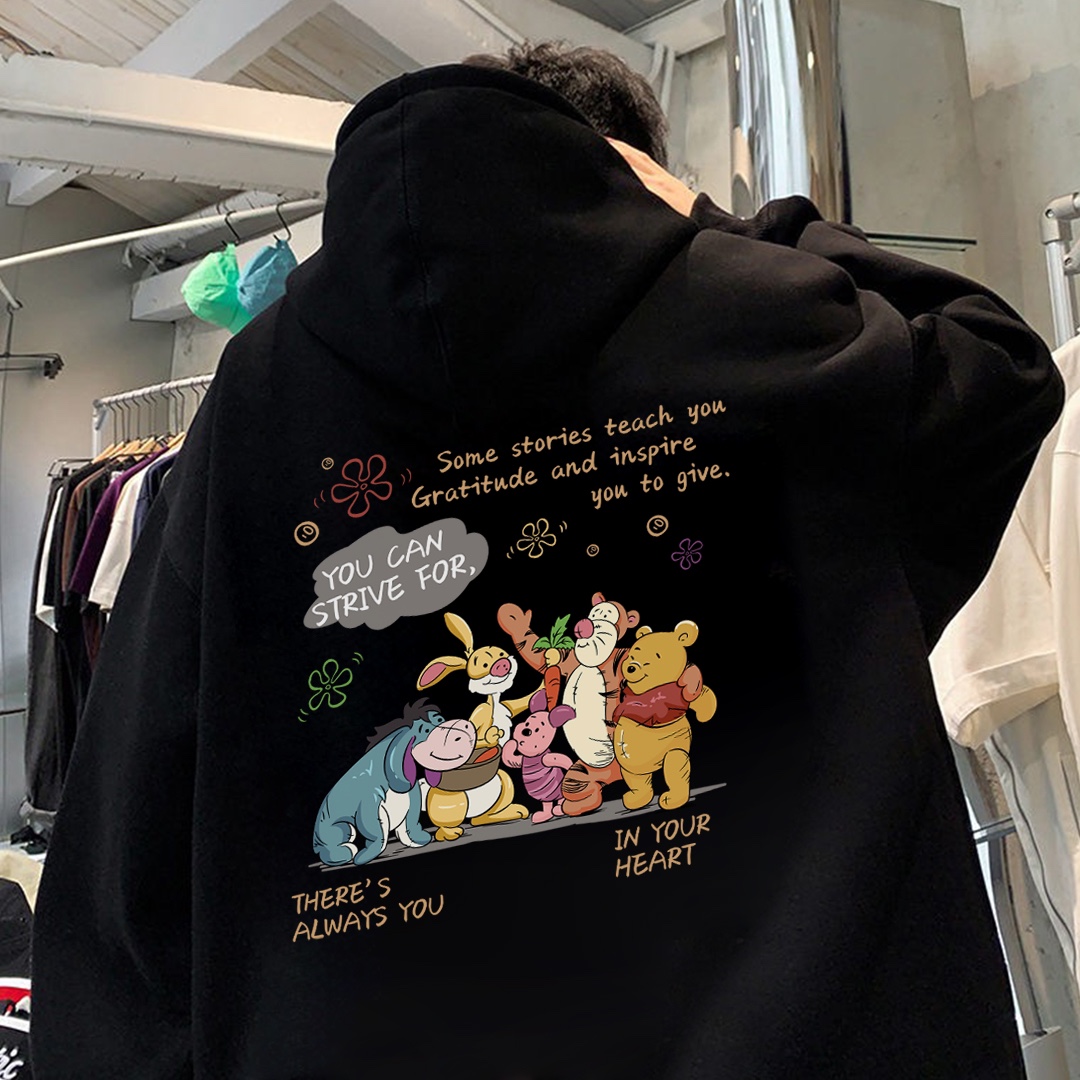 💰205
NIKE 耐克 迪士尼 蜜罐🍯维尼熊 宽松休闲连帽卫衣 男女同款 情侣款
💡:帽绳如不喜欢,可自行抽出拆卸,廓形帽衫玩转不同穿法。
设计灵感:
小熊维尼与他的小伙伴们!
为你带来快乐与幸运。
一起期待平安喜乐的新开始!
正面搭配nk logo,彰显品牌。
面料工艺:
1.甄选320g新氧棉面料,触感细腻柔滑,吸湿透气,柔软自带支撑感。
2.弹力罗纹收口,后领保形织带,有效防止肩部坍塌和变形。
4.显瘦双肩线领口,贴肤面透气舒适。
5.下摆双排车缝线做工精细,缝合自然,公正有序。
6.双层帽子,厚实硬挺不软塌。
尺码数据:
M【170cm】:衣长70/胸围112/(适合130斤以内)
L【175cm】:衣长73/胸围118/(适合160斤以内)
XL【180cm】:衣长75/胸围124/(适合190斤以内)
注意⚠️:
落肩袖设计,版型偏大。
平时穿着效果偏合身的朋友建议选择小一个码数。