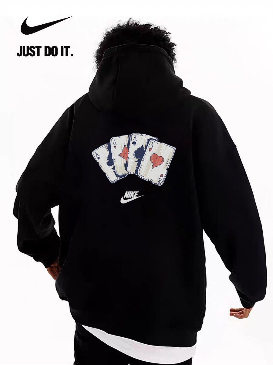 💰205
NIKE 耐克 扑克牌♠️ 经典logo小字 宽松休闲连帽卫衣 男女同款 情侣款
💡:标配帽绳如不喜欢,可自行抽出拆卸,廓形帽衫玩转不同穿法。
设计灵感:
手绘涂鸦纸牌♣️♠️搭配nike经典小字logo。前后呼应,趣味十足。
面料工艺:
1.甄选320g新氧棉面料,触感细腻柔滑,吸湿透气,柔软自带支撑感。
2.弹力罗纹收口,后领保形织带,有效防止肩部坍塌和变形。
4.显瘦双肩线领口,贴肤面透气舒适。
5.下摆双排车缝线做工精细,缝合自然,公正有序。
6.双层帽子,厚实硬挺不软塌。
尺码数据:
M【170cm】:衣长70/胸围112/(适合130斤以内)
L【175cm】:衣长73/胸围118/(适合160斤以内)
XL【180cm】:衣长75/胸围124/(适合190斤以内)
注意⚠️:
落肩袖设计,版型偏大。
平时穿着效果偏合身的朋友建议选择小一个码数。