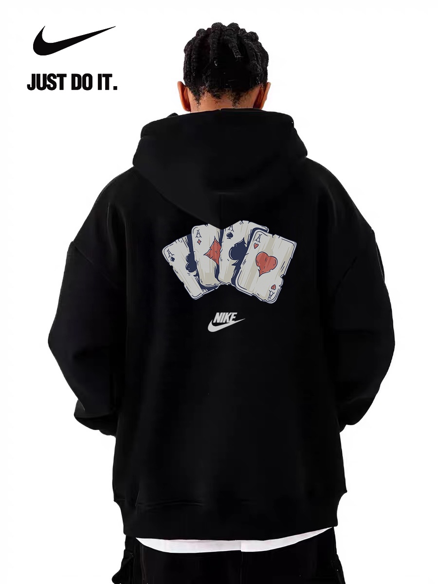 💰205
NIKE 耐克 扑克牌♠️ 经典logo小字 宽松休闲连帽卫衣 男女同款 情侣款
💡:标配帽绳如不喜欢,可自行抽出拆卸,廓形帽衫玩转不同穿法。
设计灵感:
手绘涂鸦纸牌♣️♠️搭配nike经典小字logo。前后呼应,趣味十足。
面料工艺:
1.甄选320g新氧棉面料,触感细腻柔滑,吸湿透气,柔软自带支撑感。
2.弹力罗纹收口,后领保形织带,有效防止肩部坍塌和变形。
4.显瘦双肩线领口,贴肤面透气舒适。
5.下摆双排车缝线做工精细,缝合自然,公正有序。
6.双层帽子,厚实硬挺不软塌。
尺码数据:
M【170cm】:衣长70/胸围112/(适合130斤以内)
L【175cm】:衣长73/胸围118/(适合160斤以内)
XL【180cm】:衣长75/胸围124/(适合190斤以内)
注意⚠️:
落肩袖设计,版型偏大。
平时穿着效果偏合身的朋友建议选择小一个码数。