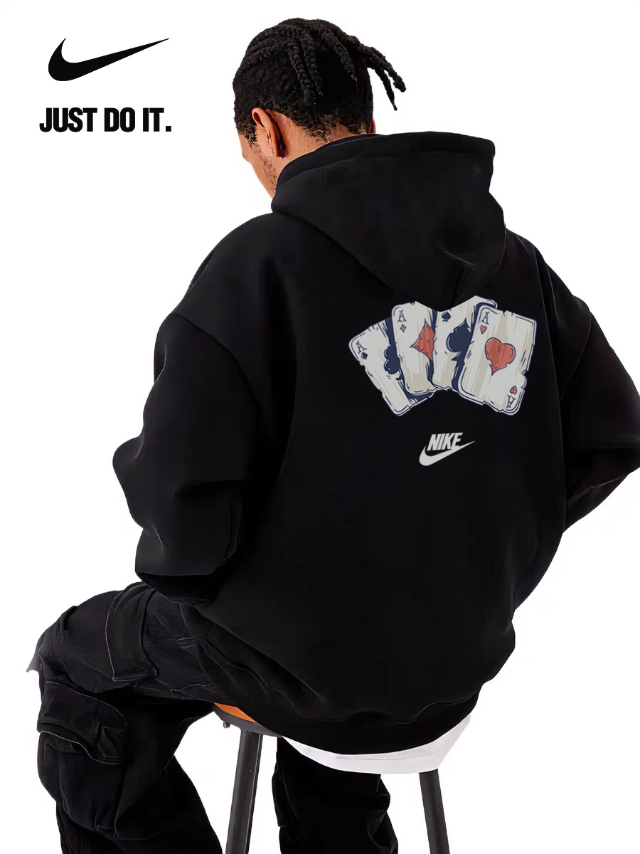 💰205
NIKE 耐克 扑克牌♠️ 经典logo小字 宽松休闲连帽卫衣 男女同款 情侣款
💡:标配帽绳如不喜欢,可自行抽出拆卸,廓形帽衫玩转不同穿法。
设计灵感:
手绘涂鸦纸牌♣️♠️搭配nike经典小字logo。前后呼应,趣味十足。
面料工艺:
1.甄选320g新氧棉面料,触感细腻柔滑,吸湿透气,柔软自带支撑感。
2.弹力罗纹收口,后领保形织带,有效防止肩部坍塌和变形。
4.显瘦双肩线领口,贴肤面透气舒适。
5.下摆双排车缝线做工精细,缝合自然,公正有序。
6.双层帽子,厚实硬挺不软塌。
尺码数据:
M【170cm】:衣长70/胸围112/(适合130斤以内)
L【175cm】:衣长73/胸围118/(适合160斤以内)
XL【180cm】:衣长75/胸围124/(适合190斤以内)
注意⚠️:
落肩袖设计,版型偏大。
平时穿着效果偏合身的朋友建议选择小一个码数。