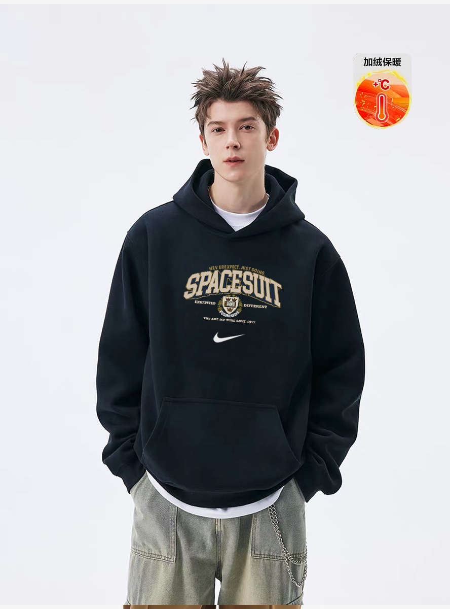 💰205
NIKE 耐克 SPACESUIT 加绒连帽卫衣 男女同款 情侣款
采用原版定制450g轻氧棉面料 内里超重磅设定 银狐绒加绒内里 索温蓄热 不惧寒冷
下摆双排车缝线 搭配原版350g 2x2螺纹
原版领标 吊牌 一应俱全 品质升级。
尺码数据:
M【170cm】:衣长70/胸围112/(适合130斤以内)
L【175cm】:衣长73/胸围118/(适合160斤以内)
XL【180cm】:衣长75/胸围124/(适合190斤以内)
💡:帽绳如不喜欢,可自行抽出拆卸,廓形帽衫玩转不同穿法。