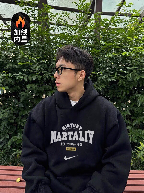 💰205
NIKE 耐克 NARTALIY 1983 美式复古 加绒加厚 连帽卫衣 男女同款 情侣款
采用原版定制450g轻氧棉面料 内里超重磅设定 银狐绒加绒内里 索温蓄热 不惧寒冷
下摆双排车缝线 搭配原版350g 2x2螺纹
帽子双层 用料扎实 硬挺不扁塌
原版领标 吊牌 一应俱全 品质升级。
尺码数据:
M【170cm】:衣长70/胸围112/(适合130斤以内)
L【175cm】:衣长73/胸围118/(适合160斤以内)
XL【180cm】:衣长75/胸围124/(适合190斤以内)