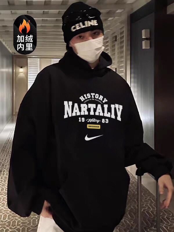 💰205
NIKE 耐克 NARTALIY 1983 美式复古 加绒加厚 连帽卫衣 男女同款 情侣款
采用原版定制450g轻氧棉面料 内里超重磅设定 银狐绒加绒内里 索温蓄热 不惧寒冷
下摆双排车缝线 搭配原版350g 2x2螺纹
帽子双层 用料扎实 硬挺不扁塌
原版领标 吊牌 一应俱全 品质升级。
尺码数据:
M【170cm】:衣长70/胸围112/(适合130斤以内)
L【175cm】:衣长73/胸围118/(适合160斤以内)
XL【180cm】:衣长75/胸围124/(适合190斤以内)