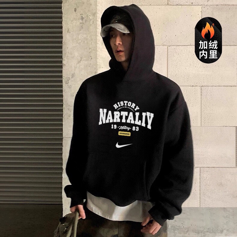 💰205
NIKE 耐克 NARTALIY 1983 美式复古 加绒加厚 连帽卫衣 男女同款 情侣款
采用原版定制450g轻氧棉面料 内里超重磅设定 银狐绒加绒内里 索温蓄热 不惧寒冷
下摆双排车缝线 搭配原版350g 2x2螺纹
帽子双层 用料扎实 硬挺不扁塌
原版领标 吊牌 一应俱全 品质升级。
尺码数据:
M【170cm】:衣长70/胸围112/(适合130斤以内)
L【175cm】:衣长73/胸围118/(适合160斤以内)
XL【180cm】:衣长75/胸围124/(适合190斤以内)