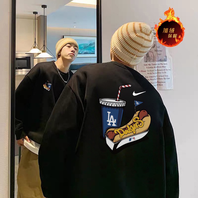 💰185
NIKE 耐克 前后热狗🌭️可乐 mlb联名款 加绒保暖 圆领卫衣 男女同款
采用原版定制420g轻氧棉面料内里超重磅设定 银狐绒加绒内里 索温蓄热 不惧寒冷
搭配原版320g 2x2螺纹 高密拼接不易变形。
原版领标 吊牌 一应俱全 品质升级。
颜色:黑色 / 白色
尺码:M L XL
M【170cm】:衣长70/胸围112/(适合130斤以内)
L【175cm】:衣长73/胸围118/(适合160斤以内)
XL【180cm】:衣长75/胸围124/(适合190斤以内)
注:
落肩袖设计 版型偏大
平时穿衣习惯偏合身 建议选小一码