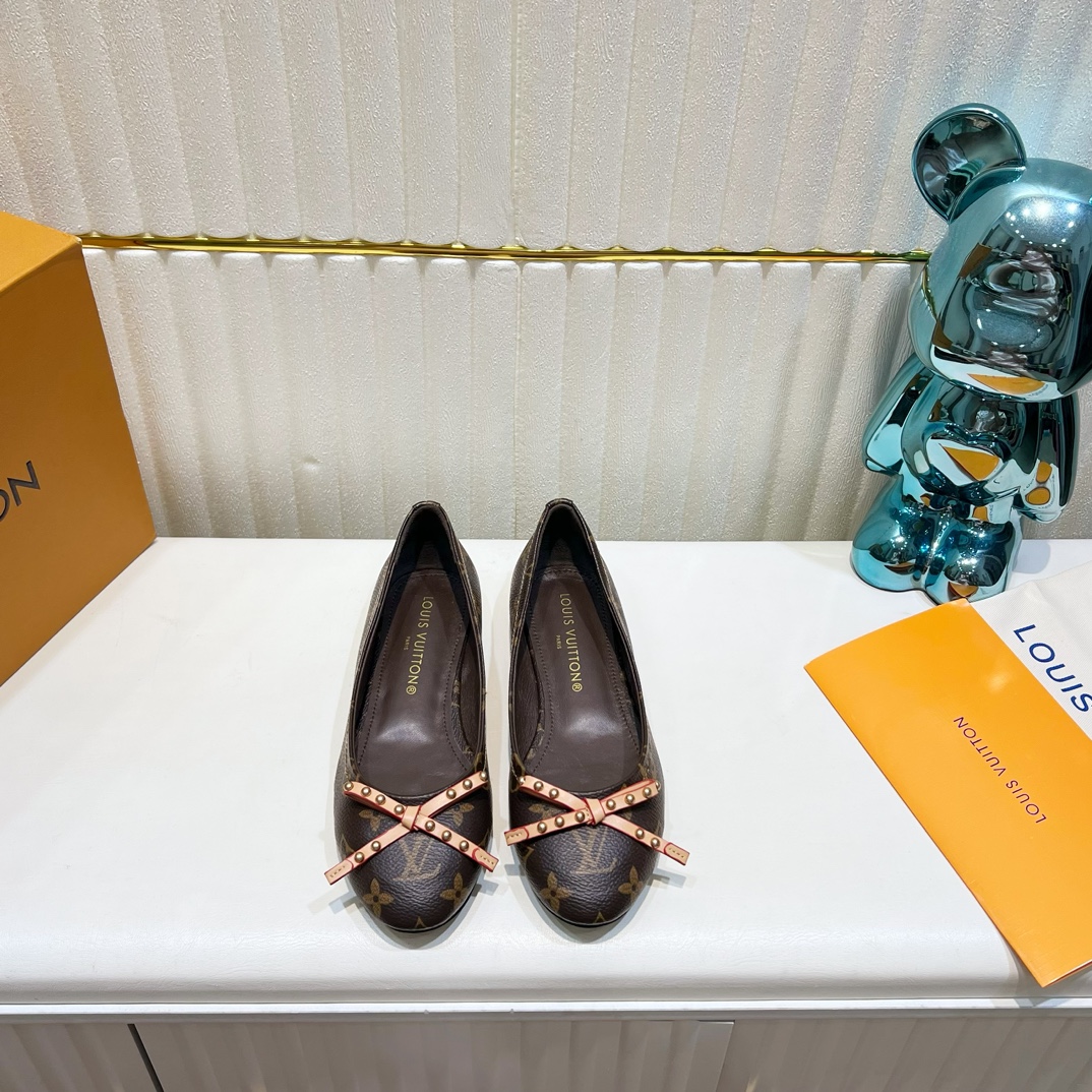 NO:259095,, LV latest catwalk model, high-version, official website physical synchronization, original last, new element buckle, high-end material fabric classic presbyterian, denim, lambskin, patent leather, inner sheepskin, genuine leather sole, flat heel, size 35-39, (34.40.41 custom made without return), ballet shoes, louis vuitton, sheepskin, Leather soles19860909,LV最新走秀款,高版本,官网实体同步,原版楦型,新元素扣,高端材质面料经典老花,牛仔布,小羊皮,漆皮,内里羊皮,真皮大底,平跟,码数35-39,（34.40.41定做不退换）,芭蕾舞鞋,louis vuitton,sheepskin,Leather soles,Women's Shoes