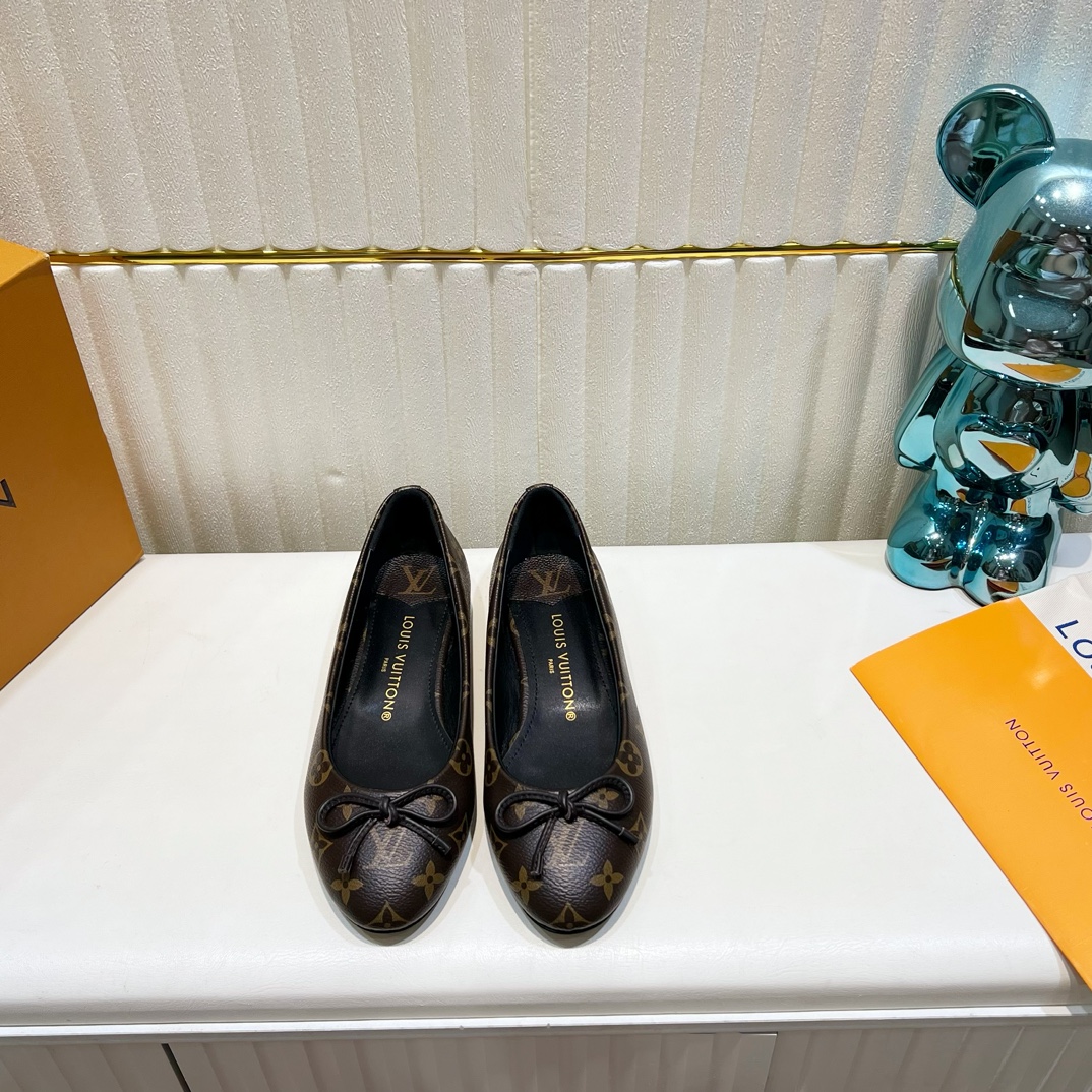 NO:259098,, LV latest catwalk series, high-version, official website physical synchronization, original last, new element buckle, high-end material fabric classic presbyterian, denim, lambskin, patent leather, inner sheepskin, genuine leather sole, flat heel, size 35-39, (34.40.41 custom made without return), ballet shoes, louis vuitton, sheepskin, Leather soles19860909,LV最新走秀款系列,高版本,官网实体同步,原版楦型,新元素扣,高端材质面料经典老花,牛仔布,小羊皮,漆皮,内里羊皮,真皮大底,平跟,码数35-39,（34.40.41定做不退换）,芭蕾舞鞋,louis vuitton,sheepskin,Leather soles,Women's Shoes