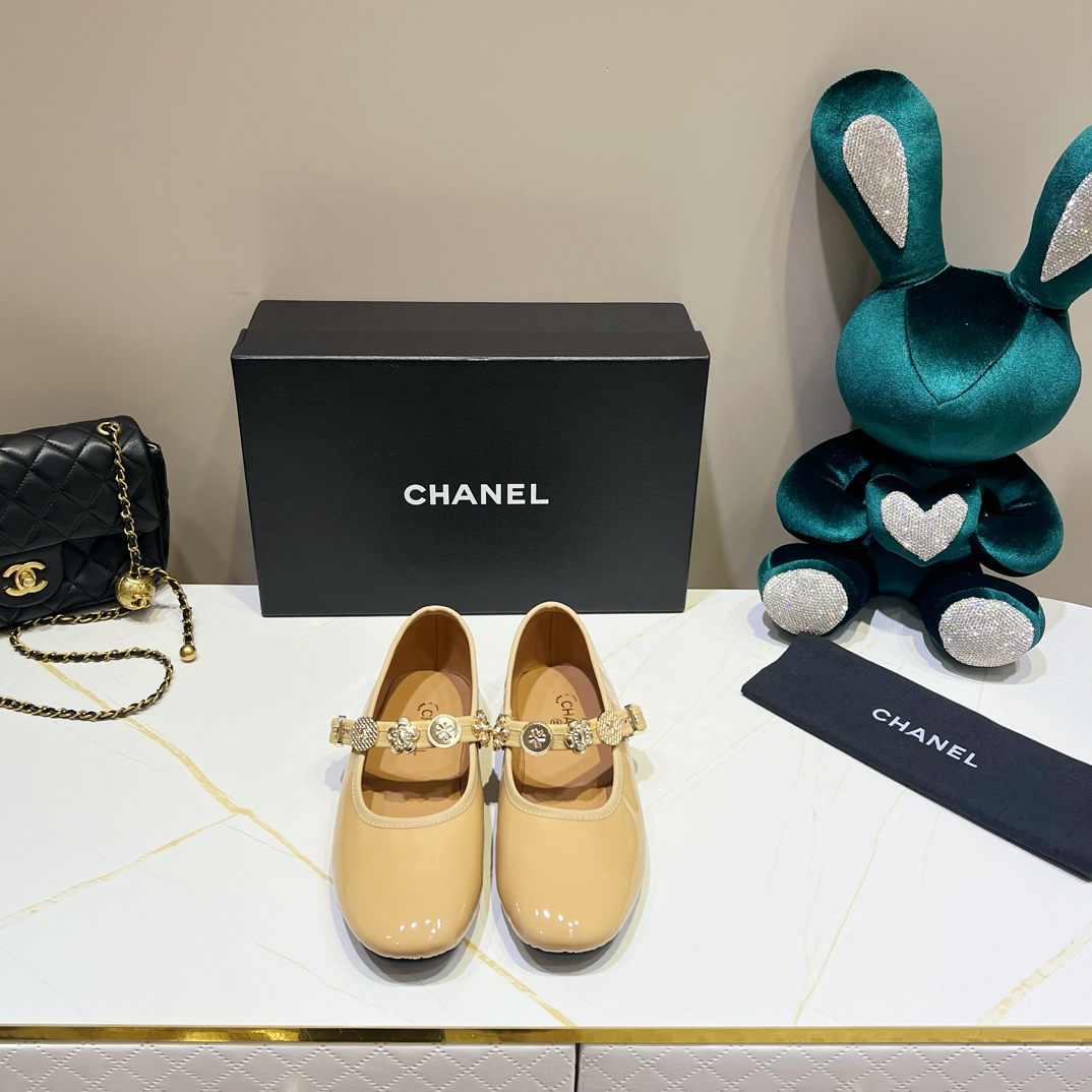 NO:225821,CHAN*L 2025 A high-end egg roll shoes series Soft cow patent leather is so textured. Selected top layer cow patent leather, selected breathable soft cow leather and velvet, original open molded rubber sole, thickened midsole is super fashionable and sexy, making you super comfortable to wear. Anti-slip rubber outsole, black, apricot, blue, red, gold, silver, green. 7 colors available, (driving, working, traveling, party, pregnant women, shopping...) sizes 35~42, ballet shoes, chanel, cowhide19860909CHAN*L 2025 A高级蛋卷鞋履系列 软软的牛漆皮 太有质感啦 鞋面精选头层牛漆皮,精选透气柔软牛皮及绒里,原版开模橡胶底 加厚中底超级时尚性感百搭配,让你穿着超级舒服 防滑橡胶大底 ,黑色,杏色,蓝色,红色,金色,银色,绿色.7色可选,(开车、上班、出游、聚会、孕妇、逛街…)35～42码,芭蕾舞鞋,chanel,cowhide,Women's Shoes