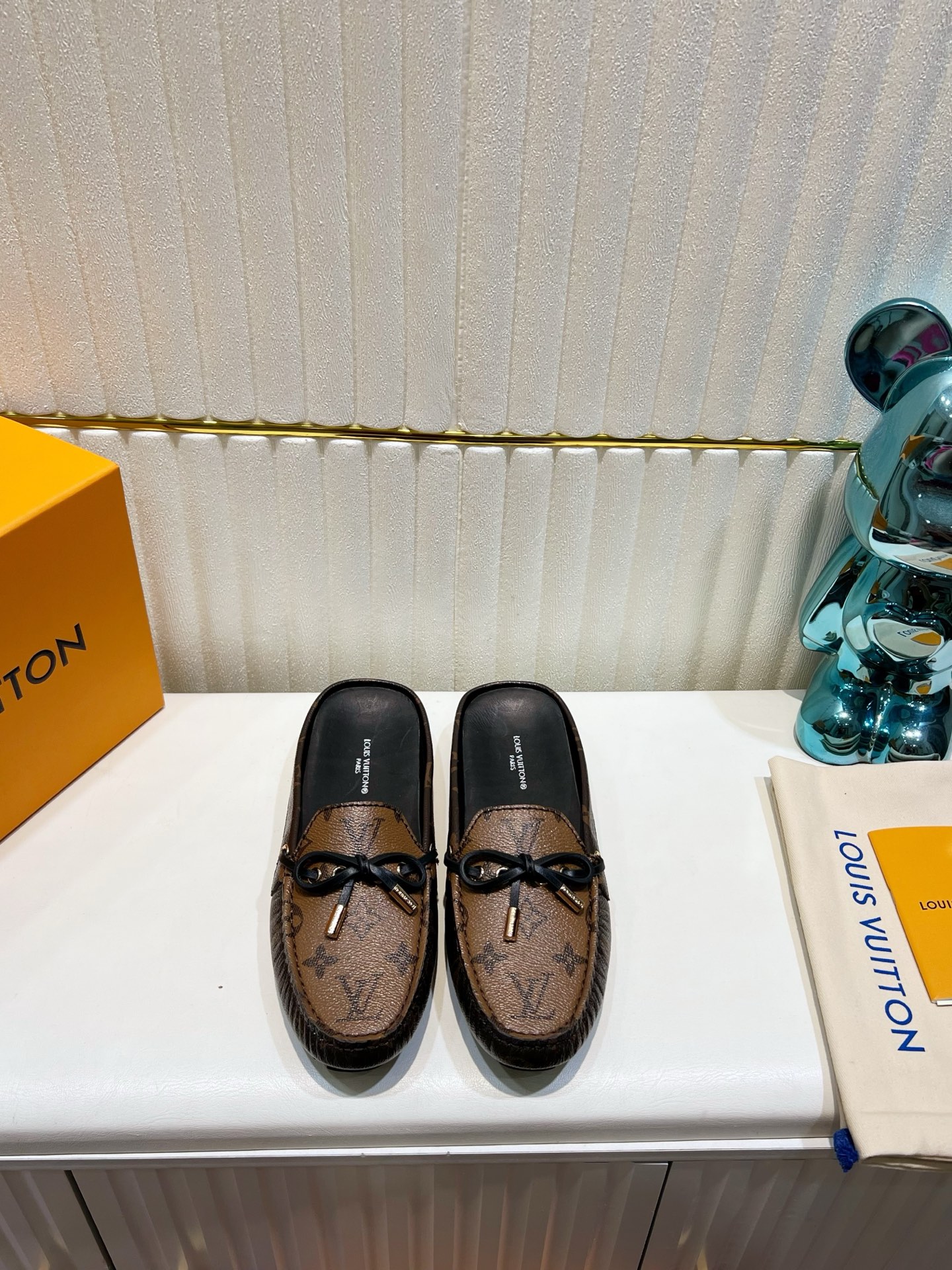 NO:423023,, top version, new series of LV Doudou shoes, classic and versatile, purchasing level, perfect details. Embossed cowhide/classic presbyterian/beef patent leather, inner cowhide, footbed cowhide, original Doudou bottom, size 35-40 (41, 42 can be customized, no return or exchange), semi-drag, louis vuitton, cowhide19860909,顶级版本,LV豆豆鞋新款系列,经典百搭,代购级别,细节完美无可挑剔.压花牛皮/经典老花/牛漆皮,内里牛皮,垫脚牛皮,原版豆豆底,35-40码（41,42可定做,不退换）,半拖,louis vuitton,cowhide,Women's Shoes