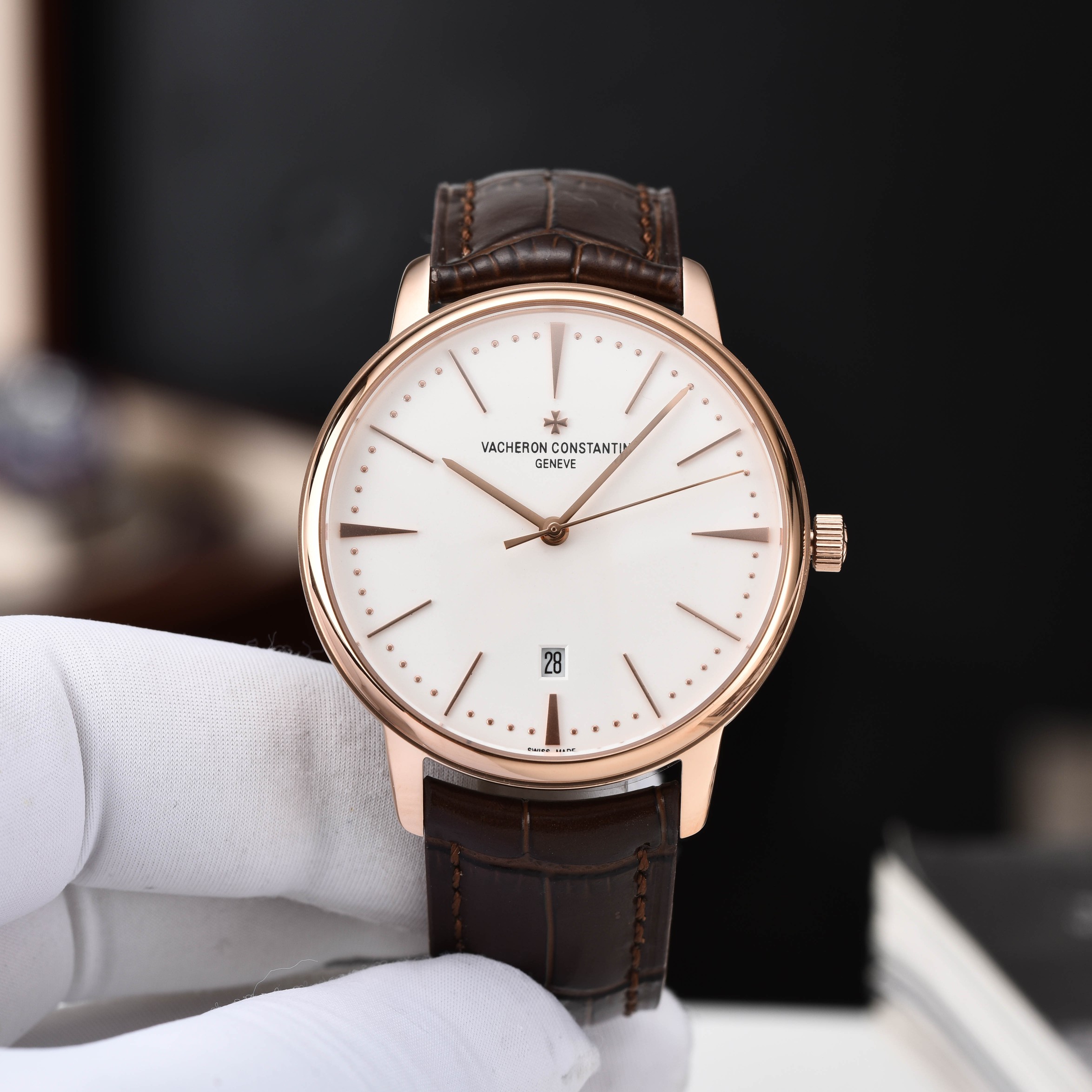 【启强同款，温文尔雅】GD品控，江诗丹顿（Vacheron Constantin)传承系列机械男表，高启强同款精湛来袭
【机芯】搭载GD厂惯用日本原装进口💯全新西铁城8215机械机芯，高价修正原装同步自动锤
【表壳】采用316精钢表壳，弧度优美，搭配双卜拱形蓝宝石锅盖玻璃，同时兼顾10.5mm的超薄壳身
【细节】原装一致的压弯弧形表针，双面纹路进口小牛皮表带，每一处细节都完美演绎GD对品质的极致追求
⚠️请认准GD品控独家品质