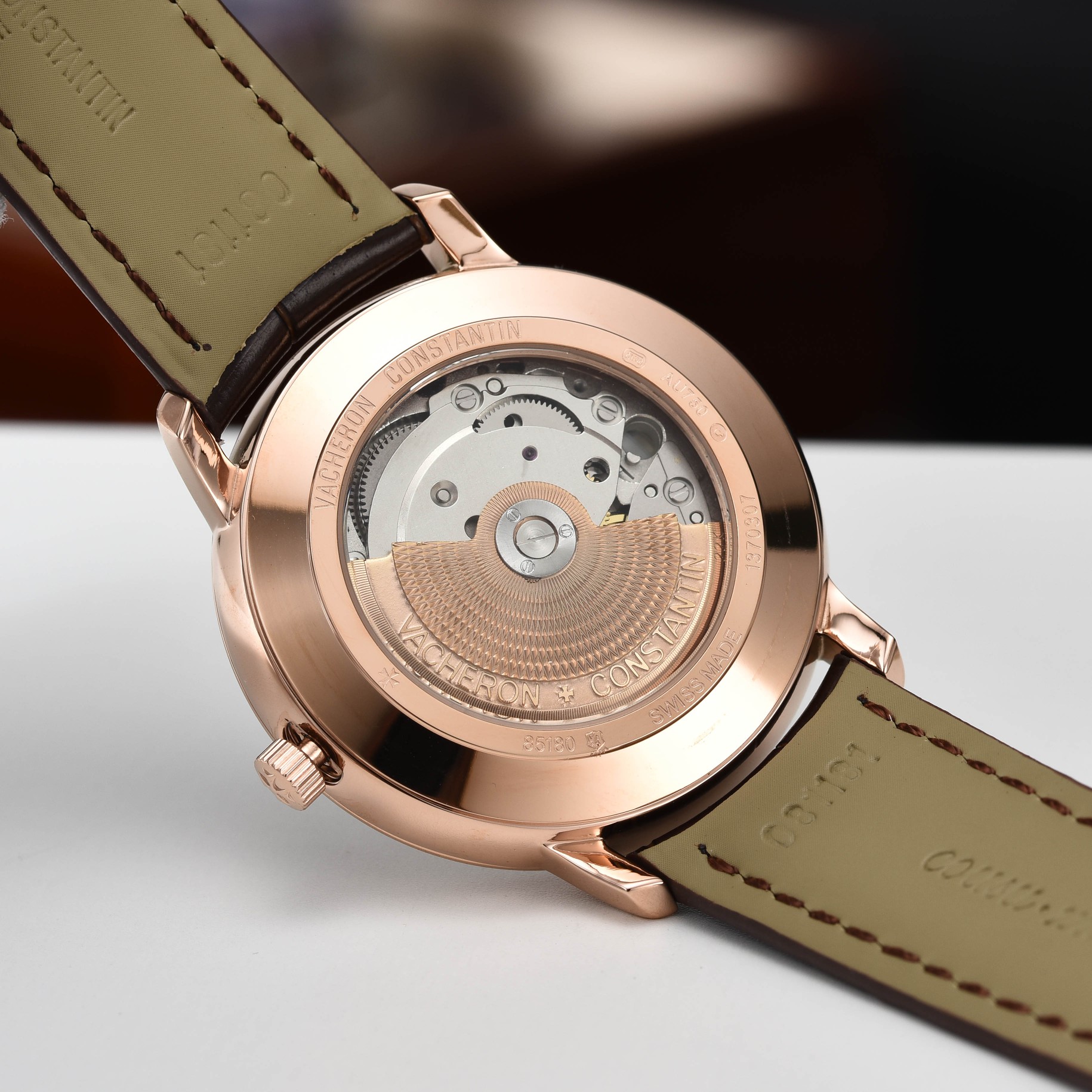 【启强同款，温文尔雅】GD品控，江诗丹顿（Vacheron Constantin)传承系列机械男表，高启强同款精湛来袭
【机芯】搭载GD厂惯用日本原装进口💯全新西铁城8215机械机芯，高价修正原装同步自动锤
【表壳】采用316精钢表壳，弧度优美，搭配双卜拱形蓝宝石锅盖玻璃，同时兼顾10.5mm的超薄壳身
【细节】原装一致的压弯弧形表针，双面纹路进口小牛皮表带，每一处细节都完美演绎GD对品质的极致追求
⚠️请认准GD品控独家品质