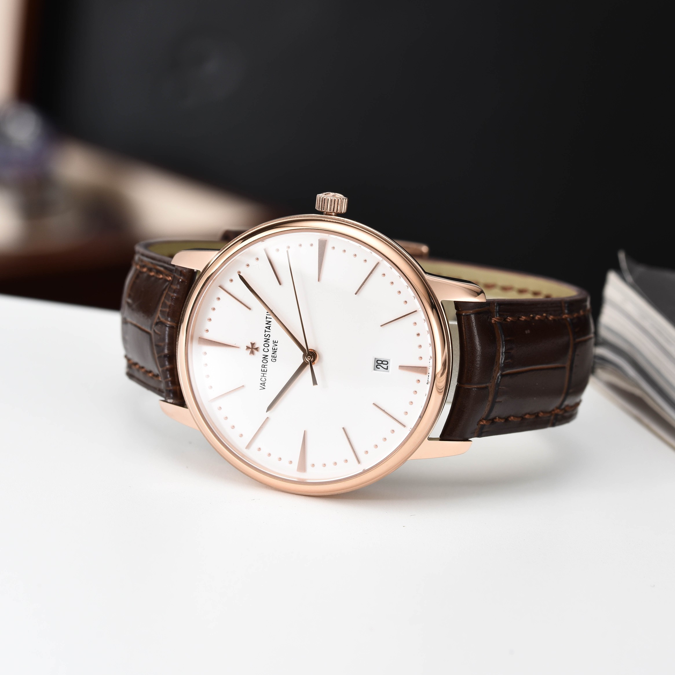 【启强同款，温文尔雅】GD品控，江诗丹顿（Vacheron Constantin)传承系列机械男表，高启强同款精湛来袭
【机芯】搭载GD厂惯用日本原装进口💯全新西铁城8215机械机芯，高价修正原装同步自动锤
【表壳】采用316精钢表壳，弧度优美，搭配双卜拱形蓝宝石锅盖玻璃，同时兼顾10.5mm的超薄壳身
【细节】原装一致的压弯弧形表针，双面纹路进口小牛皮表带，每一处细节都完美演绎GD对品质的极致追求
⚠️请认准GD品控独家品质