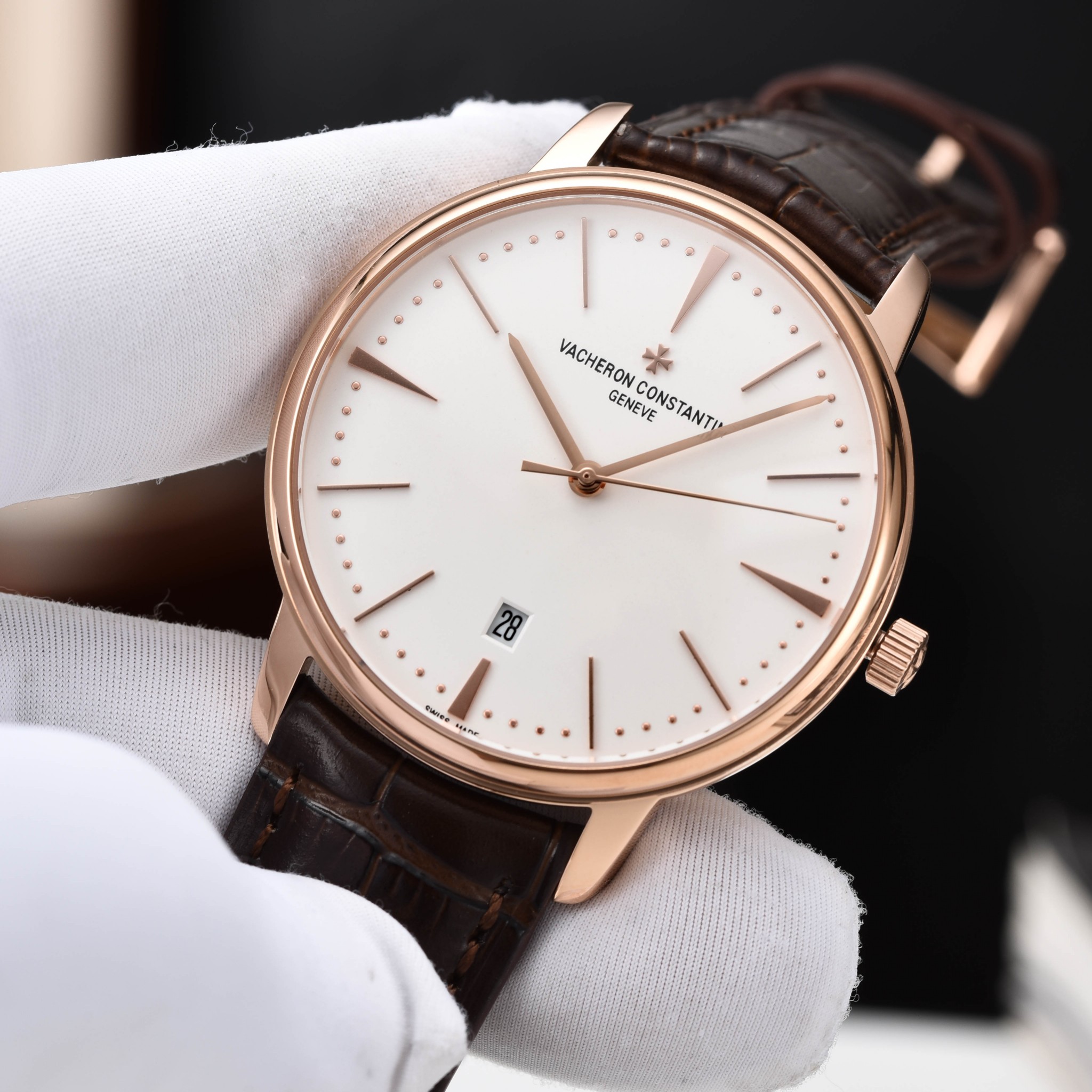 【启强同款，温文尔雅】GD品控，江诗丹顿（Vacheron Constantin)传承系列机械男表，高启强同款精湛来袭
【机芯】搭载GD厂惯用日本原装进口💯全新西铁城8215机械机芯，高价修正原装同步自动锤
【表壳】采用316精钢表壳，弧度优美，搭配双卜拱形蓝宝石锅盖玻璃，同时兼顾10.5mm的超薄壳身
【细节】原装一致的压弯弧形表针，双面纹路进口小牛皮表带，每一处细节都完美演绎GD对品质的极致追求
⚠️请认准GD品控独家品质