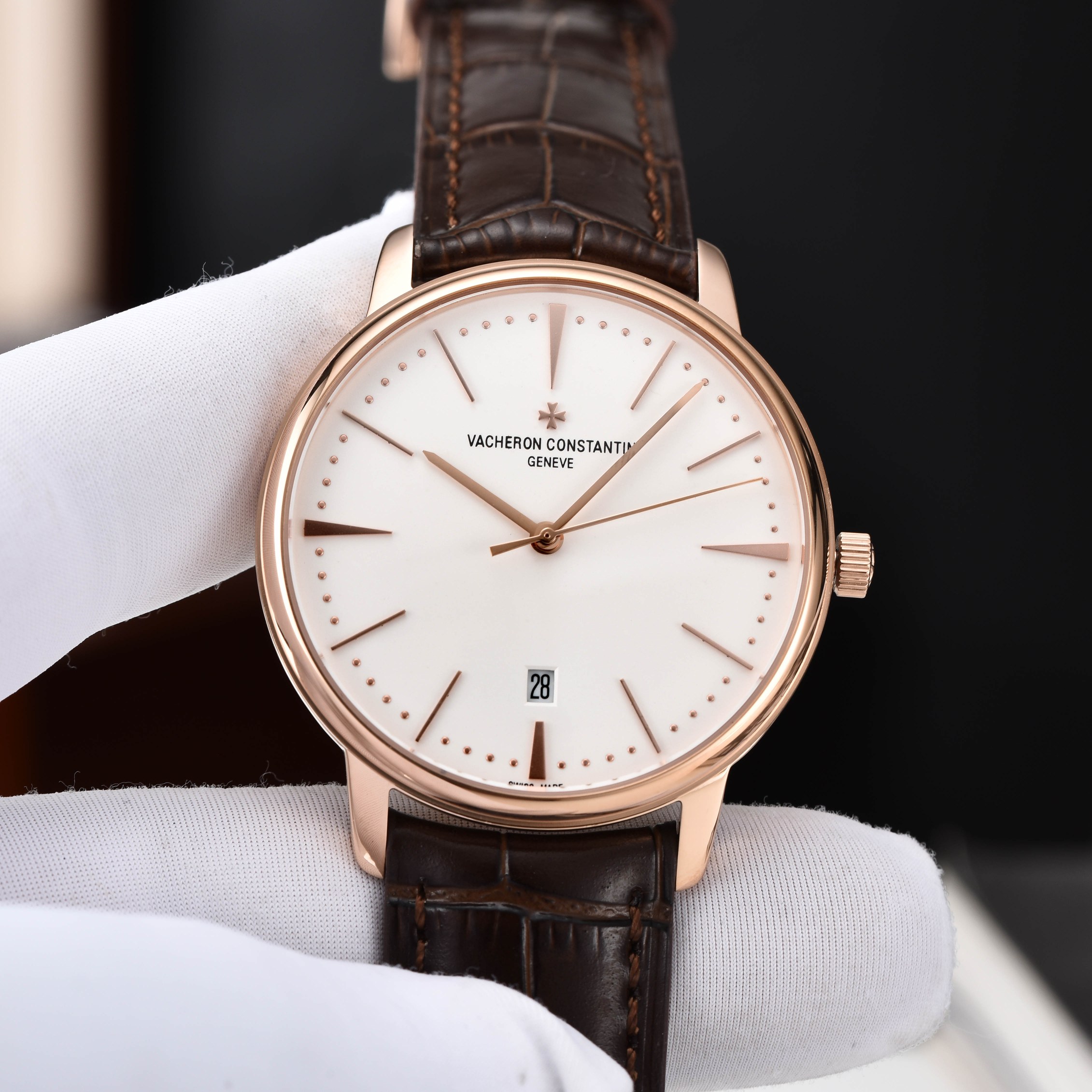 【启强同款，温文尔雅】GD品控，江诗丹顿（Vacheron Constantin)传承系列机械男表，高启强同款精湛来袭
【机芯】搭载GD厂惯用日本原装进口💯全新西铁城8215机械机芯，高价修正原装同步自动锤
【表壳】采用316精钢表壳，弧度优美，搭配双卜拱形蓝宝石锅盖玻璃，同时兼顾10.5mm的超薄壳身
【细节】原装一致的压弯弧形表针，双面纹路进口小牛皮表带，每一处细节都完美演绎GD对品质的极致追求
⚠️请认准GD品控独家品质