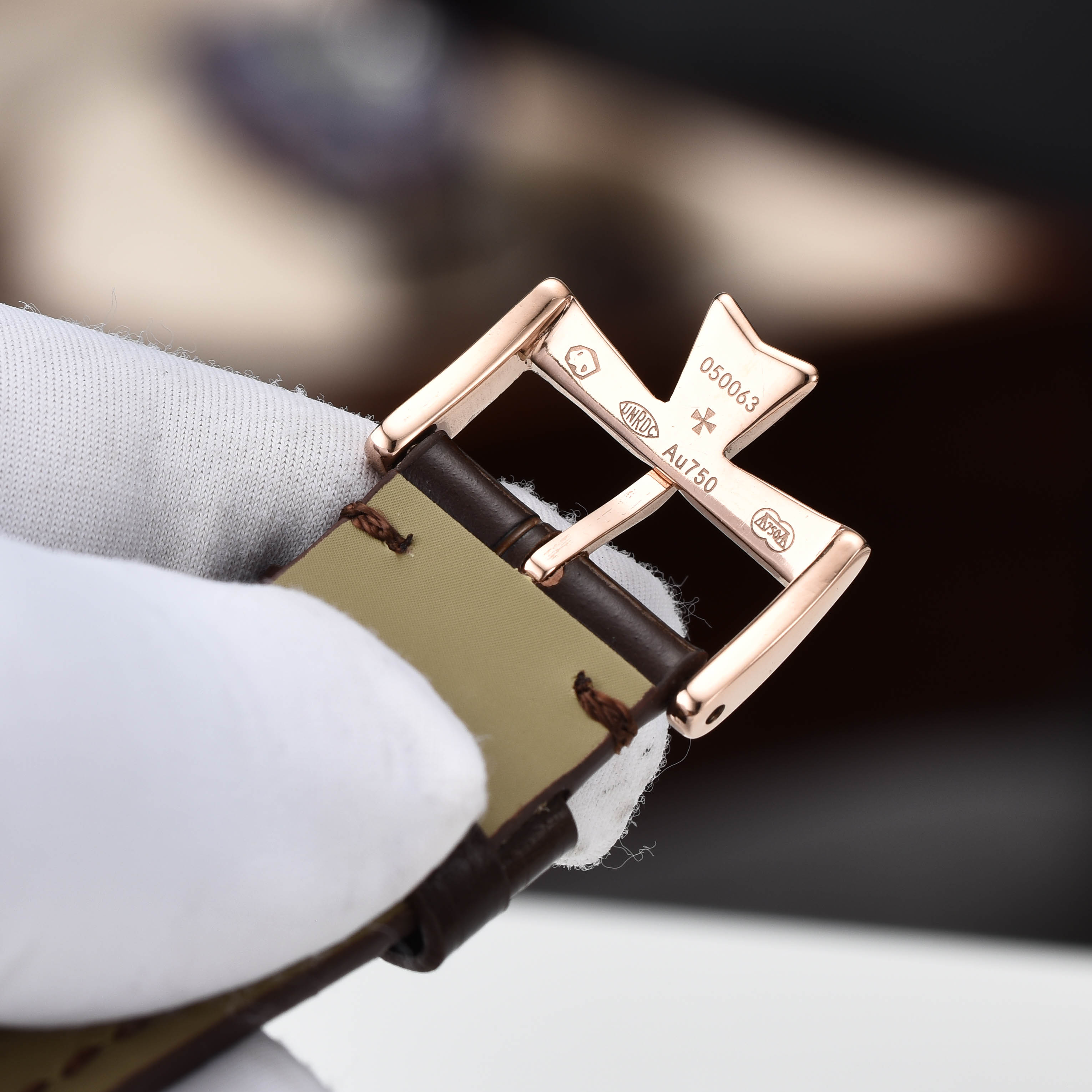【启强同款，温文尔雅】GD品控，江诗丹顿（Vacheron Constantin)传承系列机械男表，高启强同款精湛来袭
【机芯】搭载GD厂惯用日本原装进口💯全新西铁城8215机械机芯，高价修正原装同步自动锤
【表壳】采用316精钢表壳，弧度优美，搭配双卜拱形蓝宝石锅盖玻璃，同时兼顾10.5mm的超薄壳身
【细节】原装一致的压弯弧形表针，双面纹路进口小牛皮表带，每一处细节都完美演绎GD对品质的极致追求
⚠️请认准GD品控独家品质