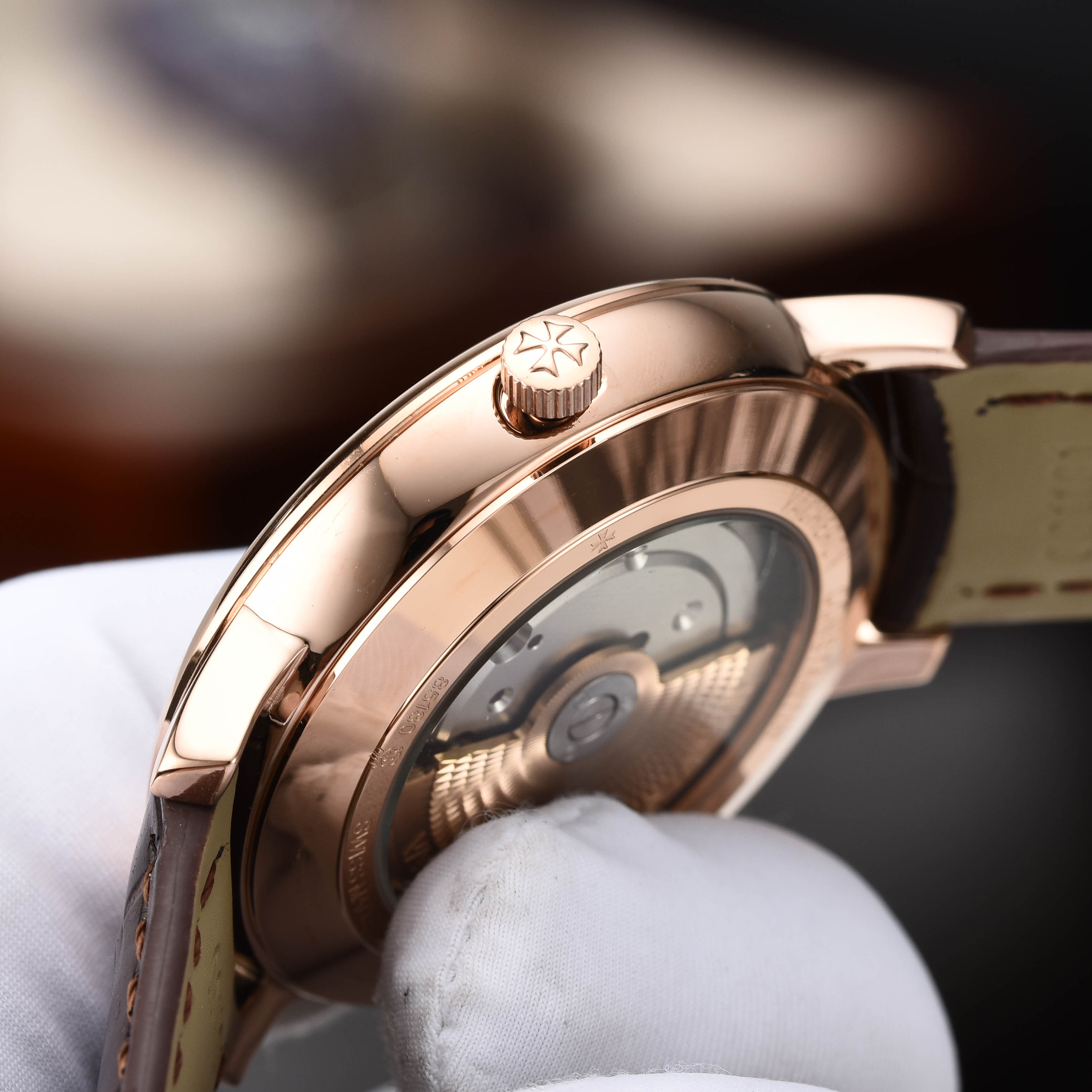【启强同款，温文尔雅】GD品控，江诗丹顿（Vacheron Constantin)传承系列机械男表，高启强同款精湛来袭
【机芯】搭载GD厂惯用日本原装进口💯全新西铁城8215机械机芯，高价修正原装同步自动锤
【表壳】采用316精钢表壳，弧度优美，搭配双卜拱形蓝宝石锅盖玻璃，同时兼顾10.5mm的超薄壳身
【细节】原装一致的压弯弧形表针，双面纹路进口小牛皮表带，每一处细节都完美演绎GD对品质的极致追求
⚠️请认准GD品控独家品质