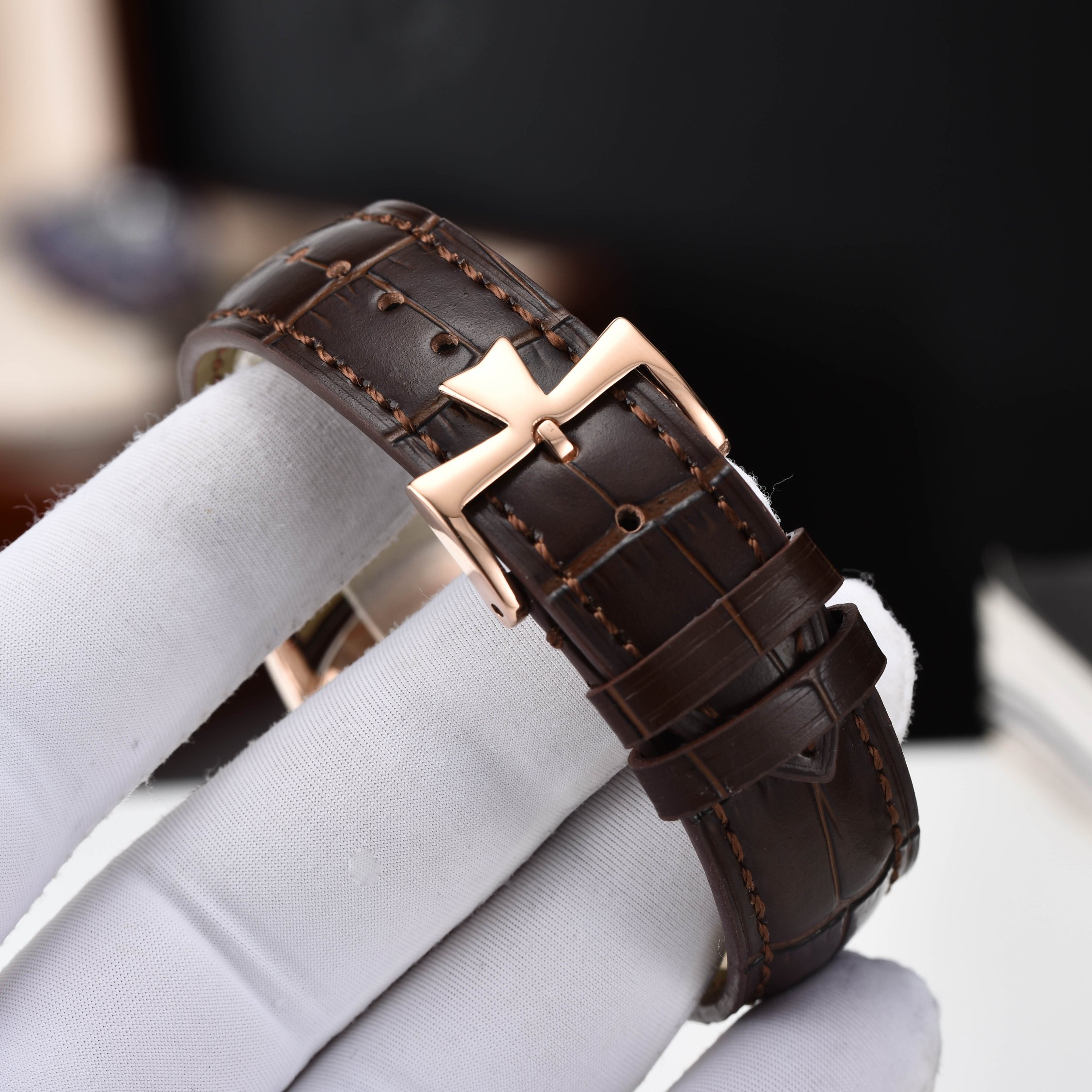 【启强同款，温文尔雅】GD品控，江诗丹顿（Vacheron Constantin)传承系列机械男表，高启强同款精湛来袭
【机芯】搭载GD厂惯用日本原装进口💯全新西铁城8215机械机芯，高价修正原装同步自动锤
【表壳】采用316精钢表壳，弧度优美，搭配双卜拱形蓝宝石锅盖玻璃，同时兼顾10.5mm的超薄壳身
【细节】原装一致的压弯弧形表针，双面纹路进口小牛皮表带，每一处细节都完美演绎GD对品质的极致追求
⚠️请认准GD品控独家品质