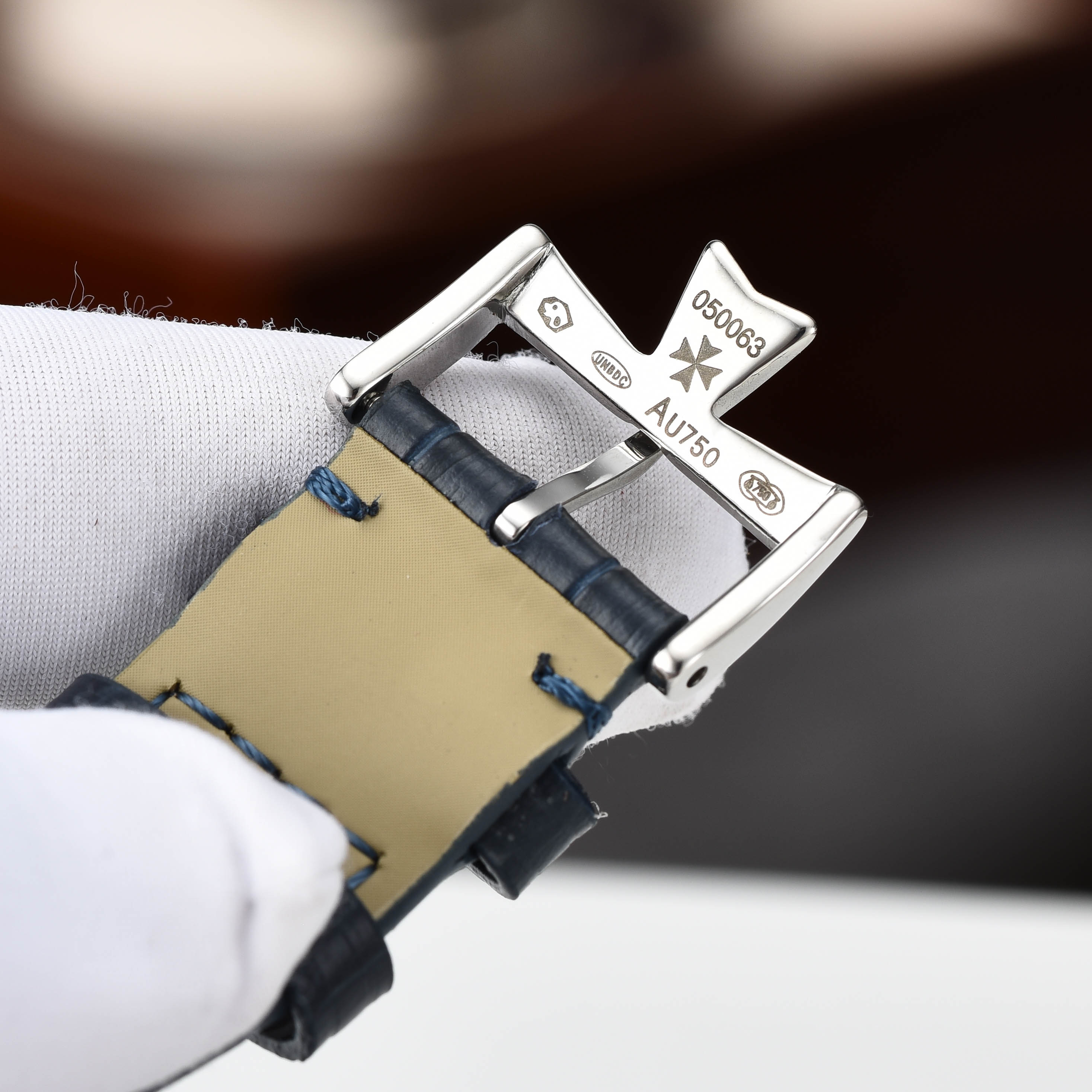 【启强同款，温文尔雅】GD品控，江诗丹顿（Vacheron Constantin)传承系列机械男表，高启强同款精湛来袭
【机芯】搭载GD厂惯用日本原装进口💯全新西铁城8215机械机芯，高价修正原装同步自动锤
【表壳】采用316精钢表壳，弧度优美，搭配双卜拱形蓝宝石锅盖玻璃，同时兼顾10.5mm的超薄壳身
【细节】原装一致的压弯弧形表针，双面纹路进口小牛皮表带，每一处细节都完美演绎GD对品质的极致追求
⚠️请认准GD品控独家品质