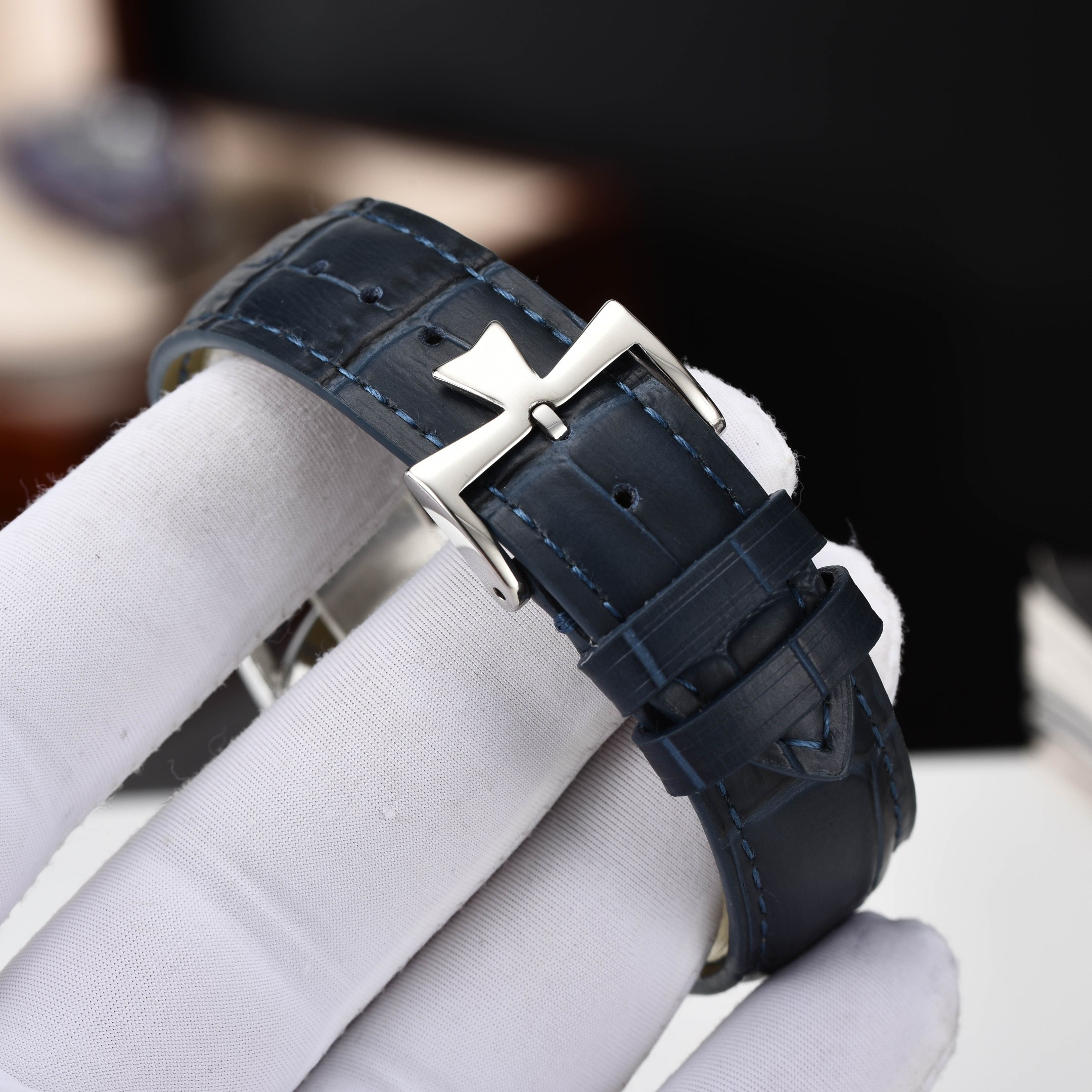 【启强同款，温文尔雅】GD品控，江诗丹顿（Vacheron Constantin)传承系列机械男表，高启强同款精湛来袭
【机芯】搭载GD厂惯用日本原装进口💯全新西铁城8215机械机芯，高价修正原装同步自动锤
【表壳】采用316精钢表壳，弧度优美，搭配双卜拱形蓝宝石锅盖玻璃，同时兼顾10.5mm的超薄壳身
【细节】原装一致的压弯弧形表针，双面纹路进口小牛皮表带，每一处细节都完美演绎GD对品质的极致追求
⚠️请认准GD品控独家品质