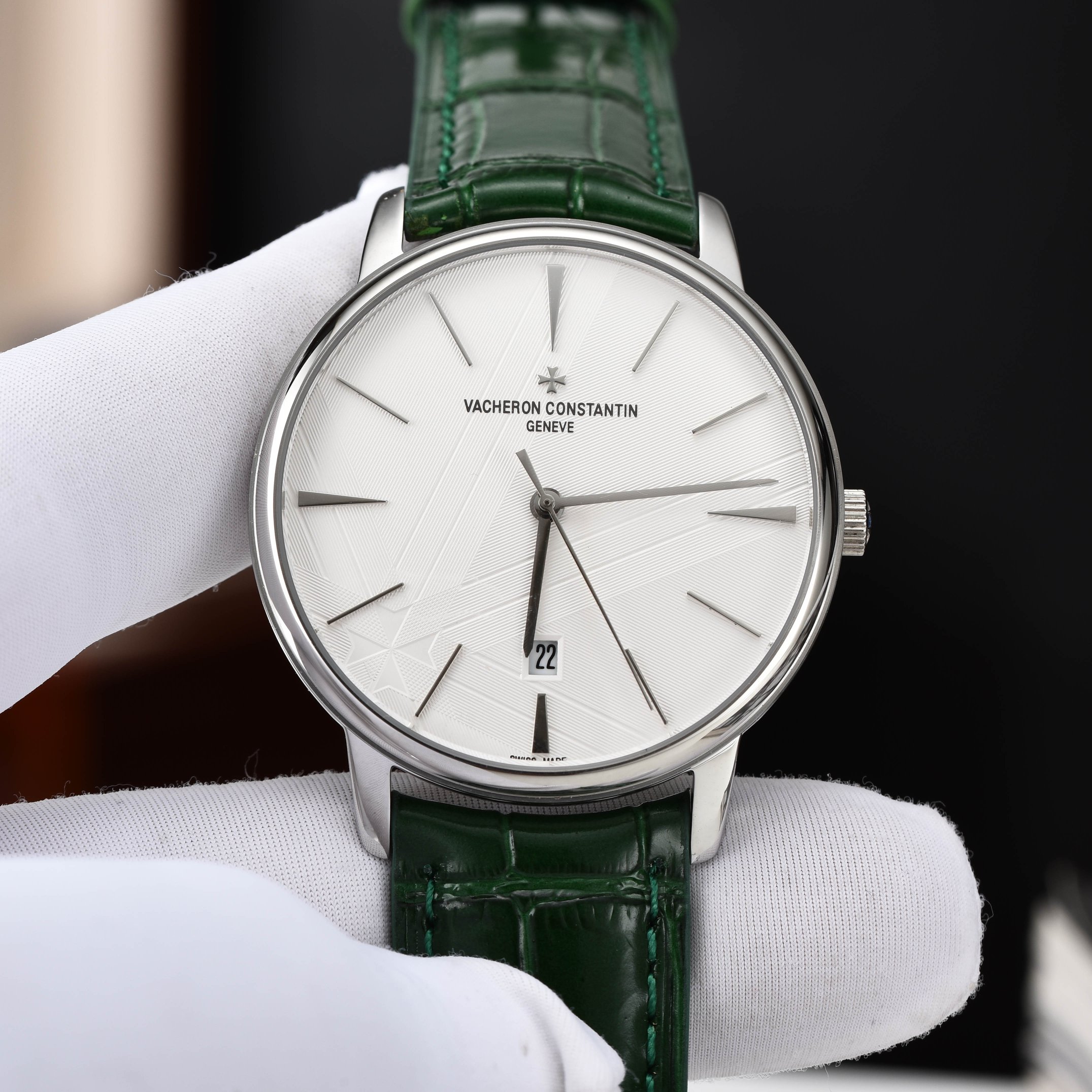 【启强同款，温文尔雅】GD品控，江诗丹顿（Vacheron Constantin)传承系列机械男表，高启强同款精湛来袭
【机芯】搭载GD厂惯用日本原装进口💯全新西铁城8215机械机芯，高价修正原装同步自动锤
【表壳】采用316精钢表壳，弧度优美，搭配双卜拱形蓝宝石锅盖玻璃，同时兼顾10.5mm的超薄壳身
【细节】原装一致的压弯弧形表针，双面纹路进口小牛皮表带，每一处细节都完美演绎GD对品质的极致追求
⚠️请认准GD品控独家品质