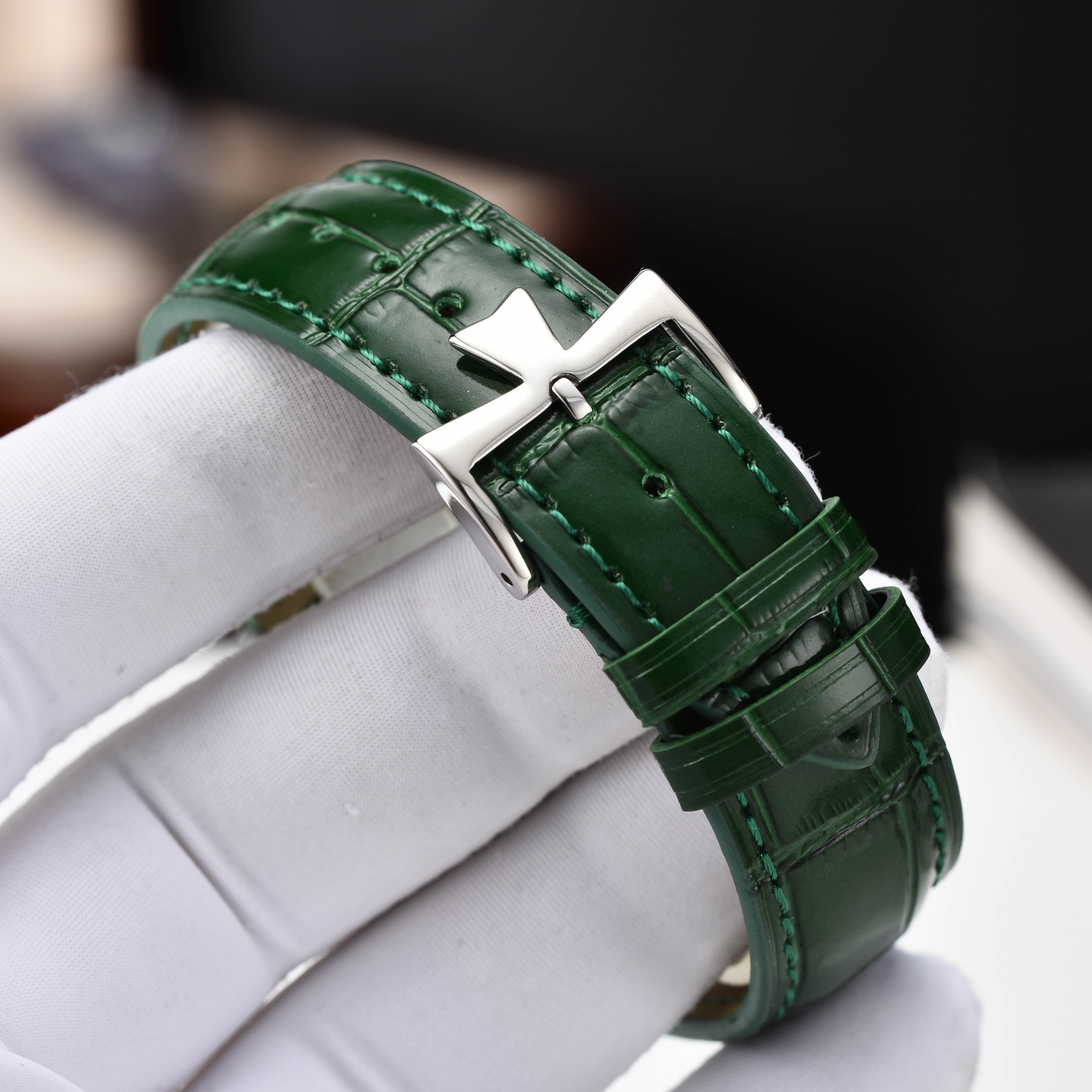 【启强同款，温文尔雅】GD品控，江诗丹顿（Vacheron Constantin)传承系列机械男表，高启强同款精湛来袭
【机芯】搭载GD厂惯用日本原装进口💯全新西铁城8215机械机芯，高价修正原装同步自动锤
【表壳】采用316精钢表壳，弧度优美，搭配双卜拱形蓝宝石锅盖玻璃，同时兼顾10.5mm的超薄壳身
【细节】原装一致的压弯弧形表针，双面纹路进口小牛皮表带，每一处细节都完美演绎GD对品质的极致追求
⚠️请认准GD品控独家品质