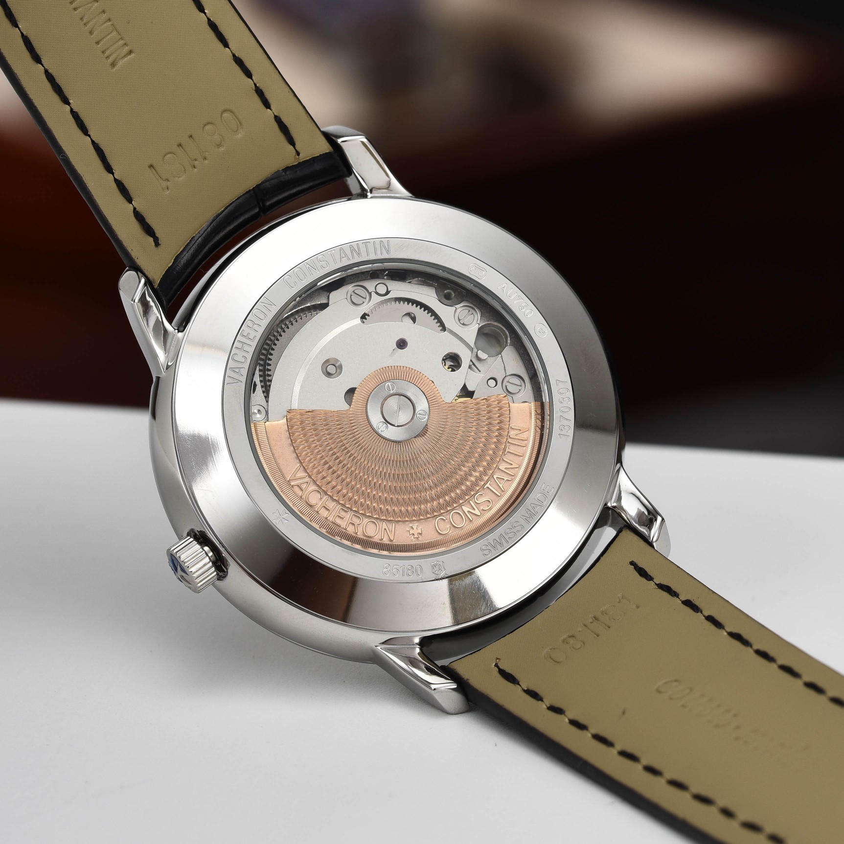 【启强同款，温文尔雅】GD品控，江诗丹顿（Vacheron Constantin)传承系列机械男表，高启强同款精湛来袭
【机芯】搭载GD厂惯用日本原装进口💯全新西铁城8215机械机芯，高价修正原装同步自动锤
【表壳】采用316精钢表壳，弧度优美，搭配双卜拱形蓝宝石锅盖玻璃，同时兼顾10.5mm的超薄壳身
【细节】原装一致的压弯弧形表针，双面纹路进口小牛皮表带，每一处细节都完美演绎GD对品质的极致追求
⚠️请认准GD品控独家品质