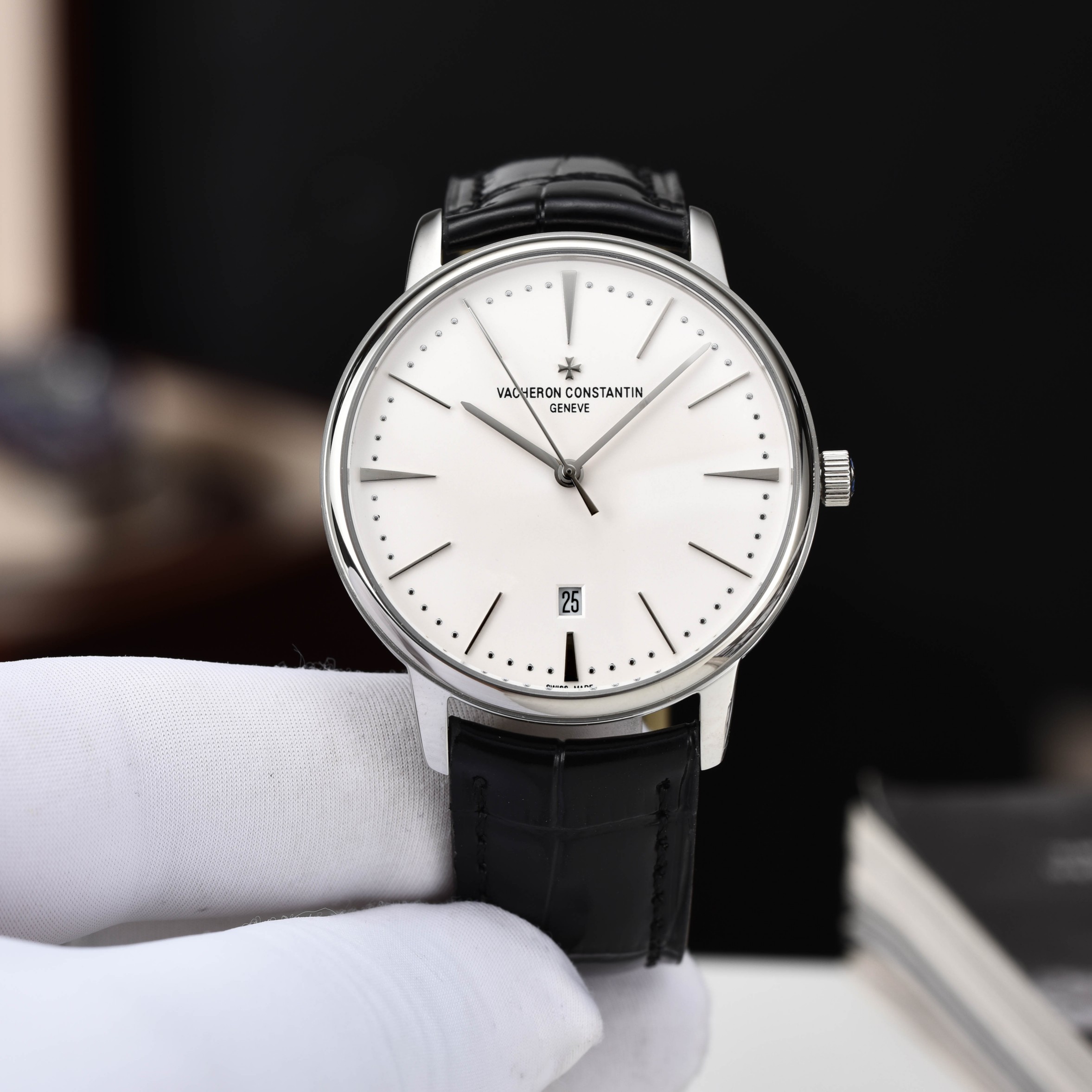 【启强同款，温文尔雅】GD品控，江诗丹顿（Vacheron Constantin)传承系列机械男表，高启强同款精湛来袭
【机芯】搭载GD厂惯用日本原装进口💯全新西铁城8215机械机芯，高价修正原装同步自动锤
【表壳】采用316精钢表壳，弧度优美，搭配双卜拱形蓝宝石锅盖玻璃，同时兼顾10.5mm的超薄壳身
【细节】原装一致的压弯弧形表针，双面纹路进口小牛皮表带，每一处细节都完美演绎GD对品质的极致追求
⚠️请认准GD品控独家品质