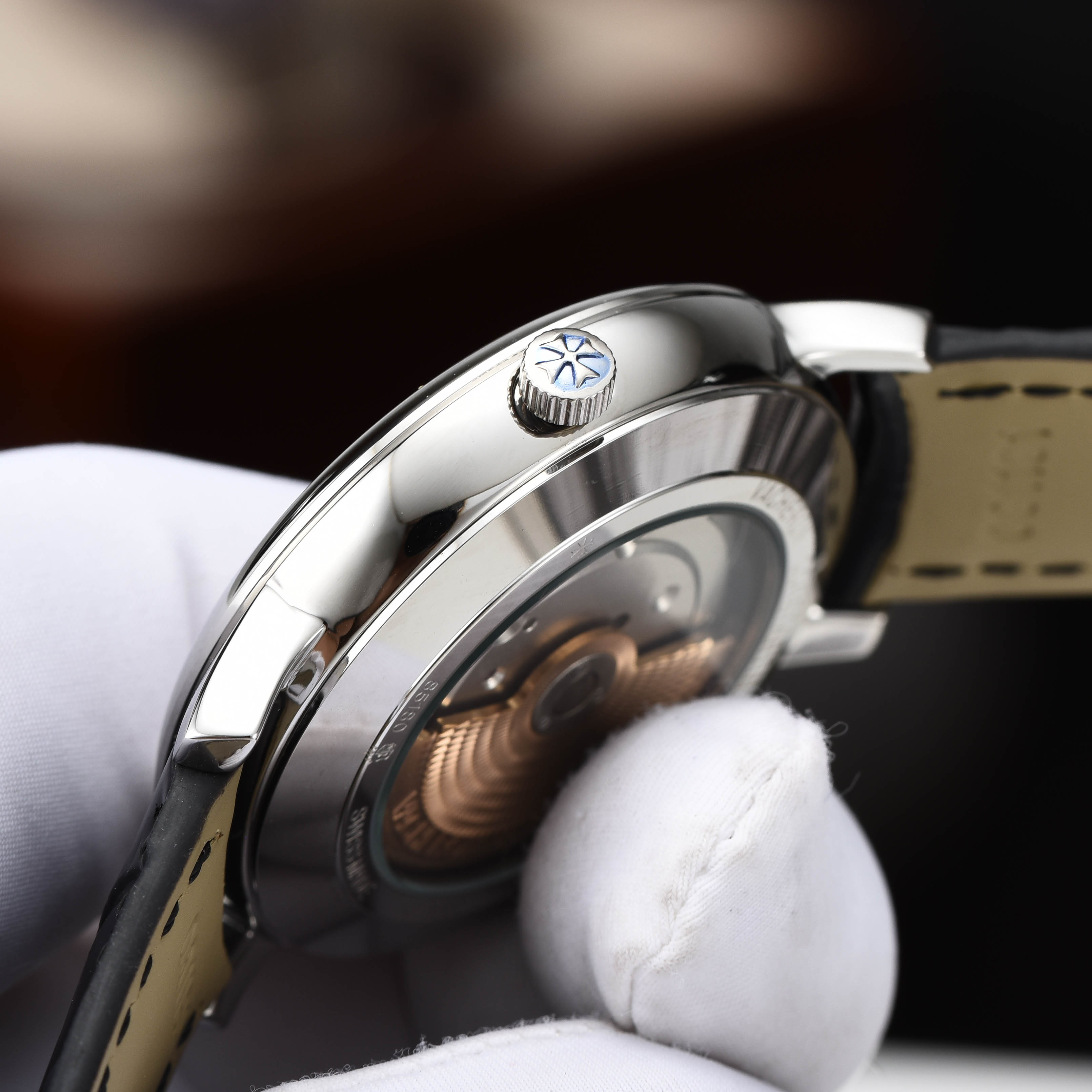 【启强同款，温文尔雅】GD品控，江诗丹顿（Vacheron Constantin)传承系列机械男表，高启强同款精湛来袭
【机芯】搭载GD厂惯用日本原装进口💯全新西铁城8215机械机芯，高价修正原装同步自动锤
【表壳】采用316精钢表壳，弧度优美，搭配双卜拱形蓝宝石锅盖玻璃，同时兼顾10.5mm的超薄壳身
【细节】原装一致的压弯弧形表针，双面纹路进口小牛皮表带，每一处细节都完美演绎GD对品质的极致追求
⚠️请认准GD品控独家品质