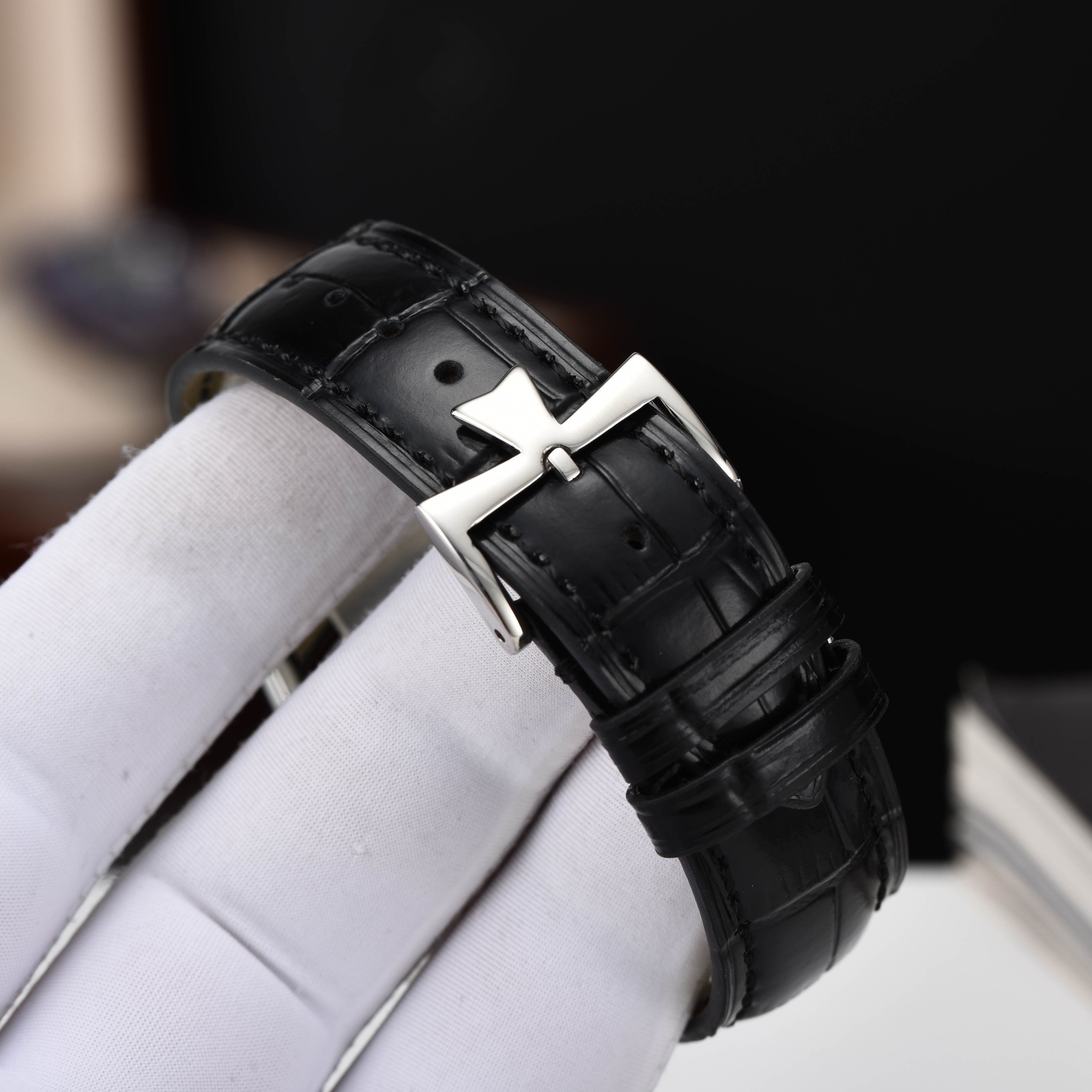 【启强同款，温文尔雅】GD品控，江诗丹顿（Vacheron Constantin)传承系列机械男表，高启强同款精湛来袭
【机芯】搭载GD厂惯用日本原装进口💯全新西铁城8215机械机芯，高价修正原装同步自动锤
【表壳】采用316精钢表壳，弧度优美，搭配双卜拱形蓝宝石锅盖玻璃，同时兼顾10.5mm的超薄壳身
【细节】原装一致的压弯弧形表针，双面纹路进口小牛皮表带，每一处细节都完美演绎GD对品质的极致追求
⚠️请认准GD品控独家品质