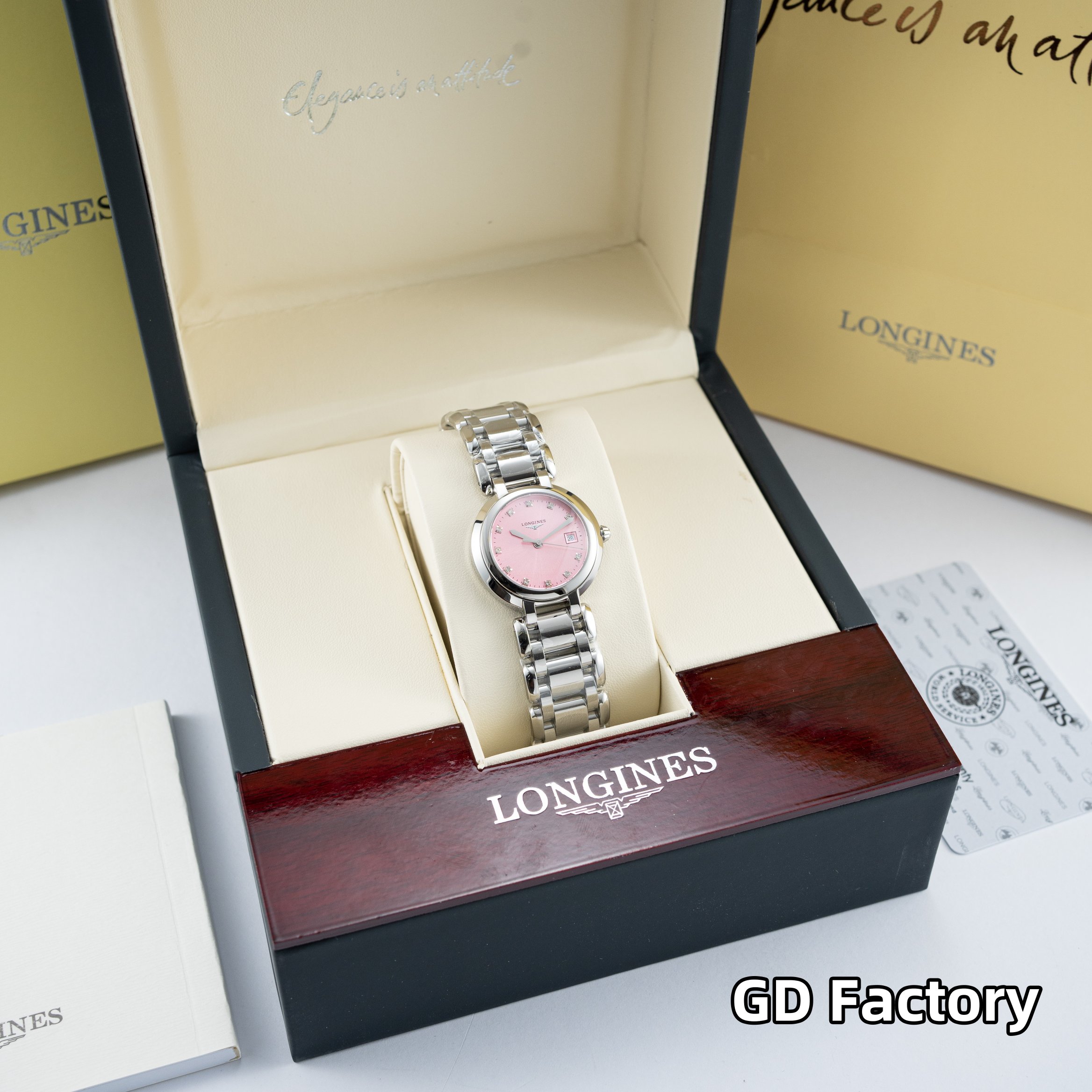 GD品控[色]跨界爆款,2025全新力作石英经典爆——浪琴心月系列L81104716,最牛硬货! 经典不败的浪琴心月系列-众女星代言休闲时尚女士石英腕表,其设计以飞翼沙漏标志而闻名于世的浪琴品牌最古老的制造美学,圆润皎洁的明月令人心驰神往,该表款配备经典精钢表壳 蓝色淬火指针的设计为这款腕表增色不少,瑞士进口石英机心,走时精准,用时耐久,抗磨损蓝宝石镜面,三折式安全表扣和按压式开启装置,原厂大配件立显腕表精髓 GD品控跨界首款石英腕表继续秉持原装同步细节,机芯经久耐用,质优价廉的理念,持续开发更多经典佳作[色] ⚠️请认准GD品控独家品质