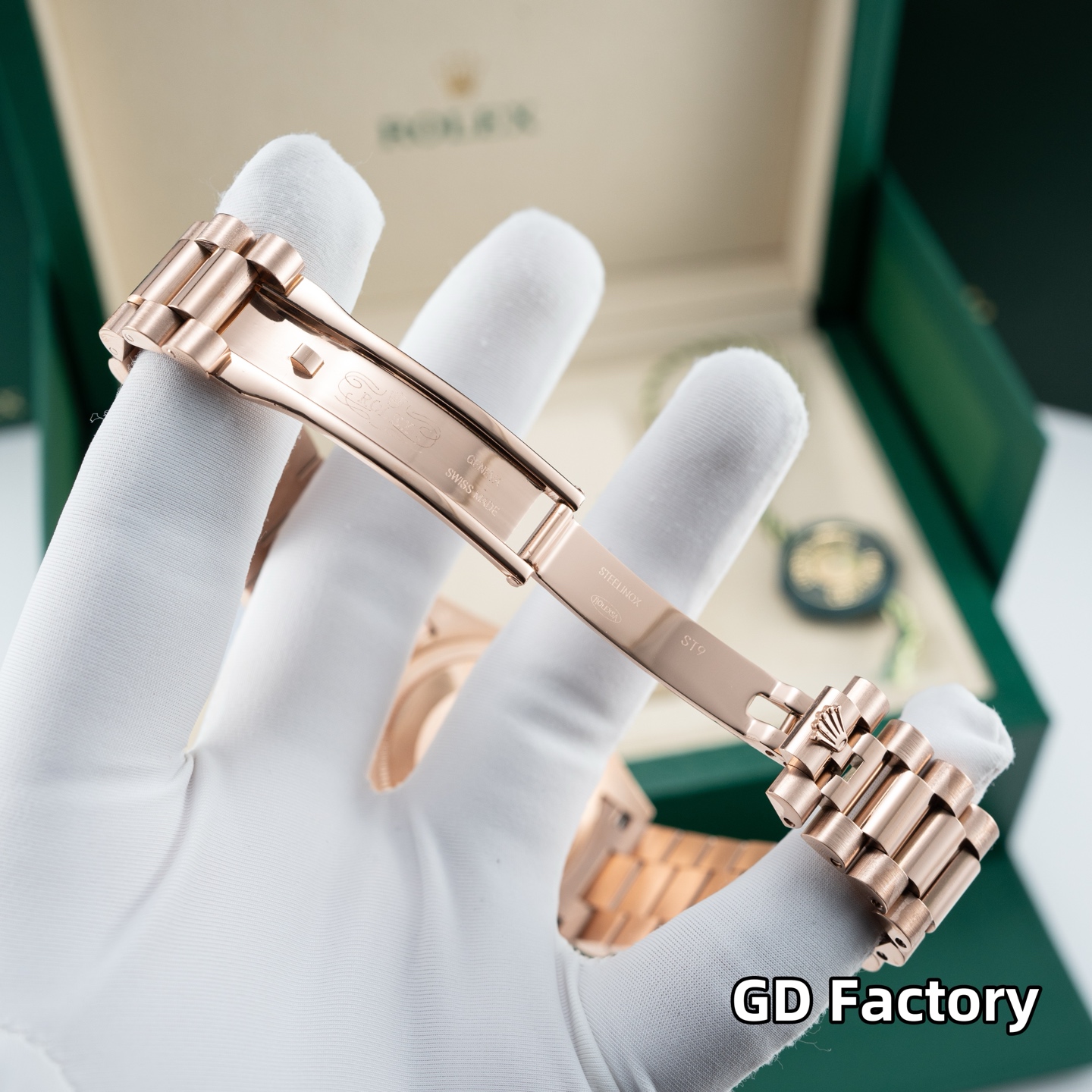 GD品控，2023年便为客量身打造——星期日历型男士腕表，劳力士官方热门爆款～劳粉热捧的DD、黑冰糖、赌桌绿…该系列也一直在劳圈稳居热销榜[强]
亮点一：继续秉承GD厂全新西铁城机芯，些系列搭载西铁城原装8285机芯，出厂机芯检测、调校！外观细节同步原装正品！真正内外兼修[强]
亮点二：40mm官方同步原装表扣，圆三珠表链散件打磨！真正以大厂品质标准打造平价西铁城[强]
亮点三：条丁刻度继续秉承GD厂高效超强、持久夜光粉填充，夜光品质堪比原装！字面盘做工细腻，字体、刻度～细节均源自大厂工艺，媲美原装[强]
亮点五：防刮蓝宝石水晶玻璃镜面，防反光凸透式放大（2.5位）日历窗，放大倍数同步原装，读时、读历清晰通透[强]
⚠️请认准GD品控独家品质