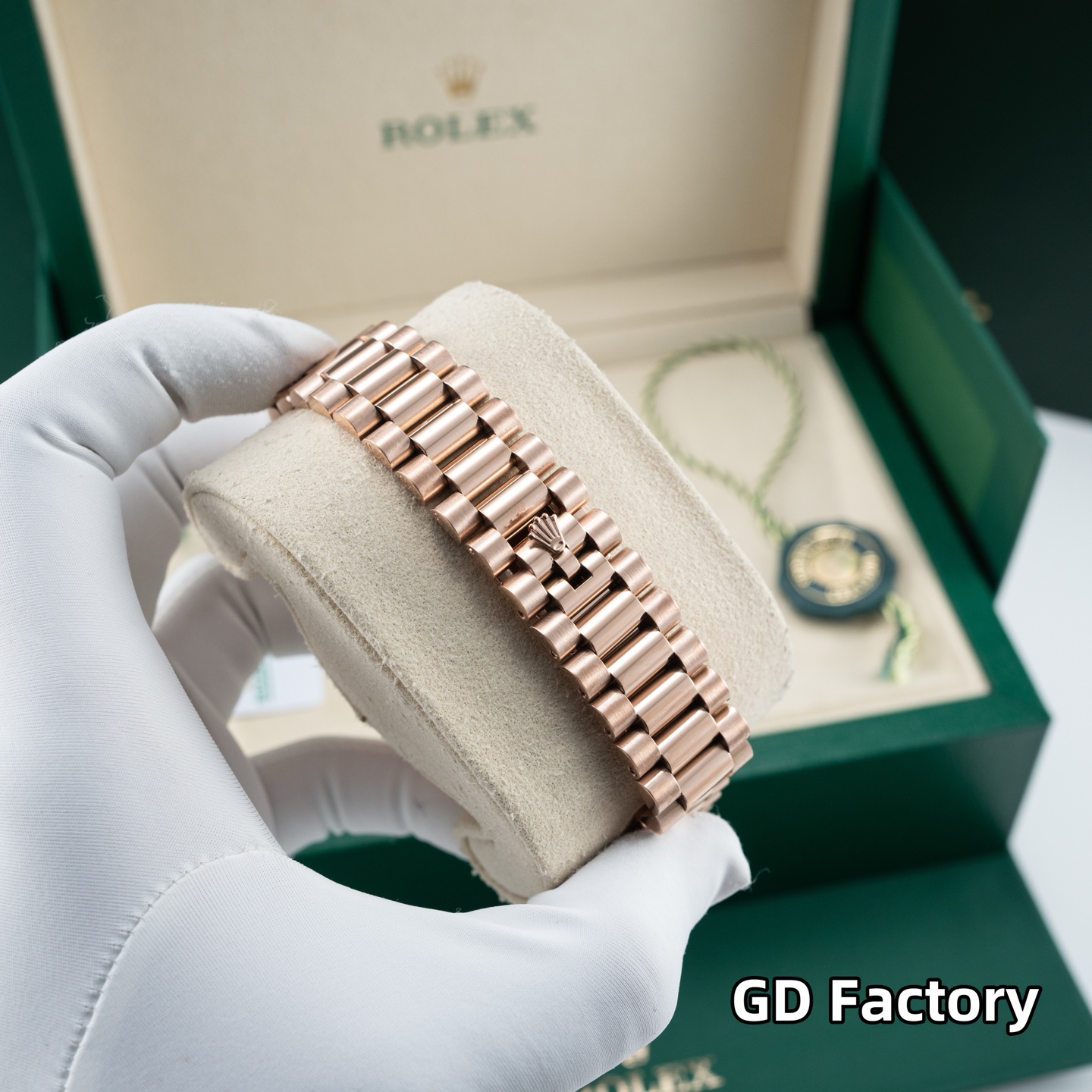 GD品控，2023年便为客量身打造——星期日历型男士腕表，劳力士官方热门爆款～劳粉热捧的DD、黑冰糖、赌桌绿…该系列也一直在劳圈稳居热销榜[强]
亮点一：继续秉承GD厂全新西铁城机芯，些系列搭载西铁城原装8285机芯，出厂机芯检测、调校！外观细节同步原装正品！真正内外兼修[强]
亮点二：40mm官方同步原装表扣，圆三珠表链散件打磨！真正以大厂品质标准打造平价西铁城[强]
亮点三：条丁刻度继续秉承GD厂高效超强、持久夜光粉填充，夜光品质堪比原装！字面盘做工细腻，字体、刻度～细节均源自大厂工艺，媲美原装[强]
亮点五：防刮蓝宝石水晶玻璃镜面，防反光凸透式放大（2.5位）日历窗，放大倍数同步原装，读时、读历清晰通透[强]
⚠️请认准GD品控独家品质