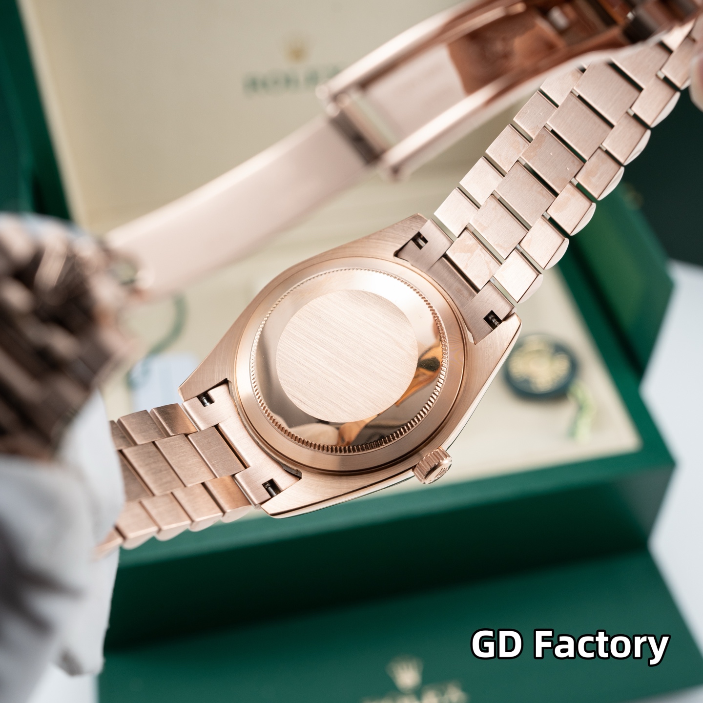 GD品控，2023年便为客量身打造——星期日历型男士腕表，劳力士官方热门爆款～劳粉热捧的DD、黑冰糖、赌桌绿…该系列也一直在劳圈稳居热销榜[强]
亮点一：继续秉承GD厂全新西铁城机芯，些系列搭载西铁城原装8285机芯，出厂机芯检测、调校！外观细节同步原装正品！真正内外兼修[强]
亮点二：40mm官方同步原装表扣，圆三珠表链散件打磨！真正以大厂品质标准打造平价西铁城[强]
亮点三：条丁刻度继续秉承GD厂高效超强、持久夜光粉填充，夜光品质堪比原装！字面盘做工细腻，字体、刻度～细节均源自大厂工艺，媲美原装[强]
亮点五：防刮蓝宝石水晶玻璃镜面，防反光凸透式放大（2.5位）日历窗，放大倍数同步原装，读时、读历清晰通透[强]
⚠️请认准GD品控独家品质