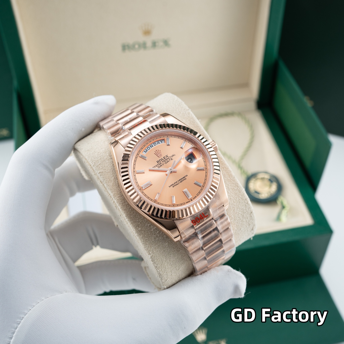 GD品控，2023年便为客量身打造——星期日历型男士腕表，劳力士官方热门爆款～劳粉热捧的DD、黑冰糖、赌桌绿…该系列也一直在劳圈稳居热销榜[强]
亮点一：继续秉承GD厂全新西铁城机芯，些系列搭载西铁城原装8285机芯，出厂机芯检测、调校！外观细节同步原装正品！真正内外兼修[强]
亮点二：40mm官方同步原装表扣，圆三珠表链散件打磨！真正以大厂品质标准打造平价西铁城[强]
亮点三：条丁刻度继续秉承GD厂高效超强、持久夜光粉填充，夜光品质堪比原装！字面盘做工细腻，字体、刻度～细节均源自大厂工艺，媲美原装[强]
亮点五：防刮蓝宝石水晶玻璃镜面，防反光凸透式放大（2.5位）日历窗，放大倍数同步原装，读时、读历清晰通透[强]
⚠️请认准GD品控独家品质