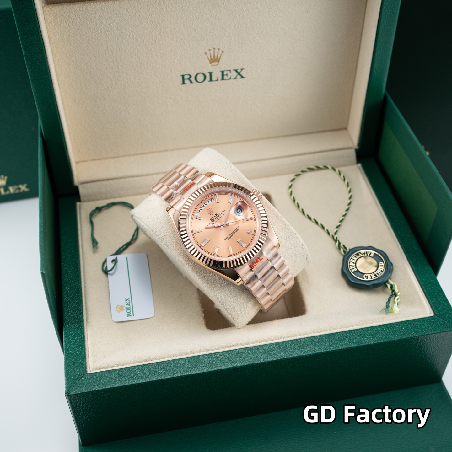 GD品控，2023年便为客量身打造——星期日历型男士腕表，劳力士官方热门爆款～劳粉热捧的DD、黑冰糖、赌桌绿…该系列也一直在劳圈稳居热销榜[强]
亮点一：继续秉承GD厂全新西铁城机芯，些系列搭载西铁城原装8285机芯，出厂机芯检测、调校！外观细节同步原装正品！真正内外兼修[强]
亮点二：40mm官方同步原装表扣，圆三珠表链散件打磨！真正以大厂品质标准打造平价西铁城[强]
亮点三：条丁刻度继续秉承GD厂高效超强、持久夜光粉填充，夜光品质堪比原装！字面盘做工细腻，字体、刻度～细节均源自大厂工艺，媲美原装[强]
亮点五：防刮蓝宝石水晶玻璃镜面，防反光凸透式放大（2.5位）日历窗，放大倍数同步原装，读时、读历清晰通透[强]
⚠️请认准GD品控独家品质