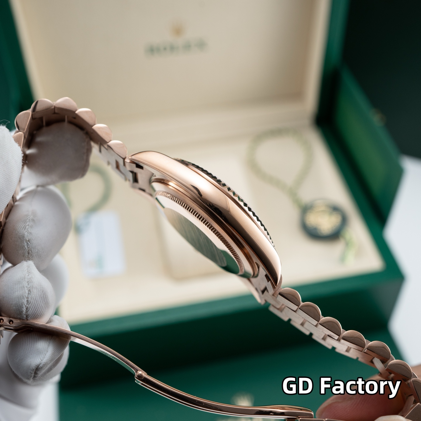 GD品控，2023年便为客量身打造——星期日历型男士腕表，劳力士官方热门爆款～劳粉热捧的DD、黑冰糖、赌桌绿…该系列也一直在劳圈稳居热销榜[强]
亮点一：继续秉承GD厂全新西铁城机芯，些系列搭载西铁城原装8285机芯，出厂机芯检测、调校！外观细节同步原装正品！真正内外兼修[强]
亮点二：40mm官方同步原装表扣，圆三珠表链散件打磨！真正以大厂品质标准打造平价西铁城[强]
亮点三：条丁刻度继续秉承GD厂高效超强、持久夜光粉填充，夜光品质堪比原装！字面盘做工细腻，字体、刻度～细节均源自大厂工艺，媲美原装[强]
亮点五：防刮蓝宝石水晶玻璃镜面，防反光凸透式放大（2.5位）日历窗，放大倍数同步原装，读时、读历清晰通透[强]
⚠️请认准GD品控独家品质