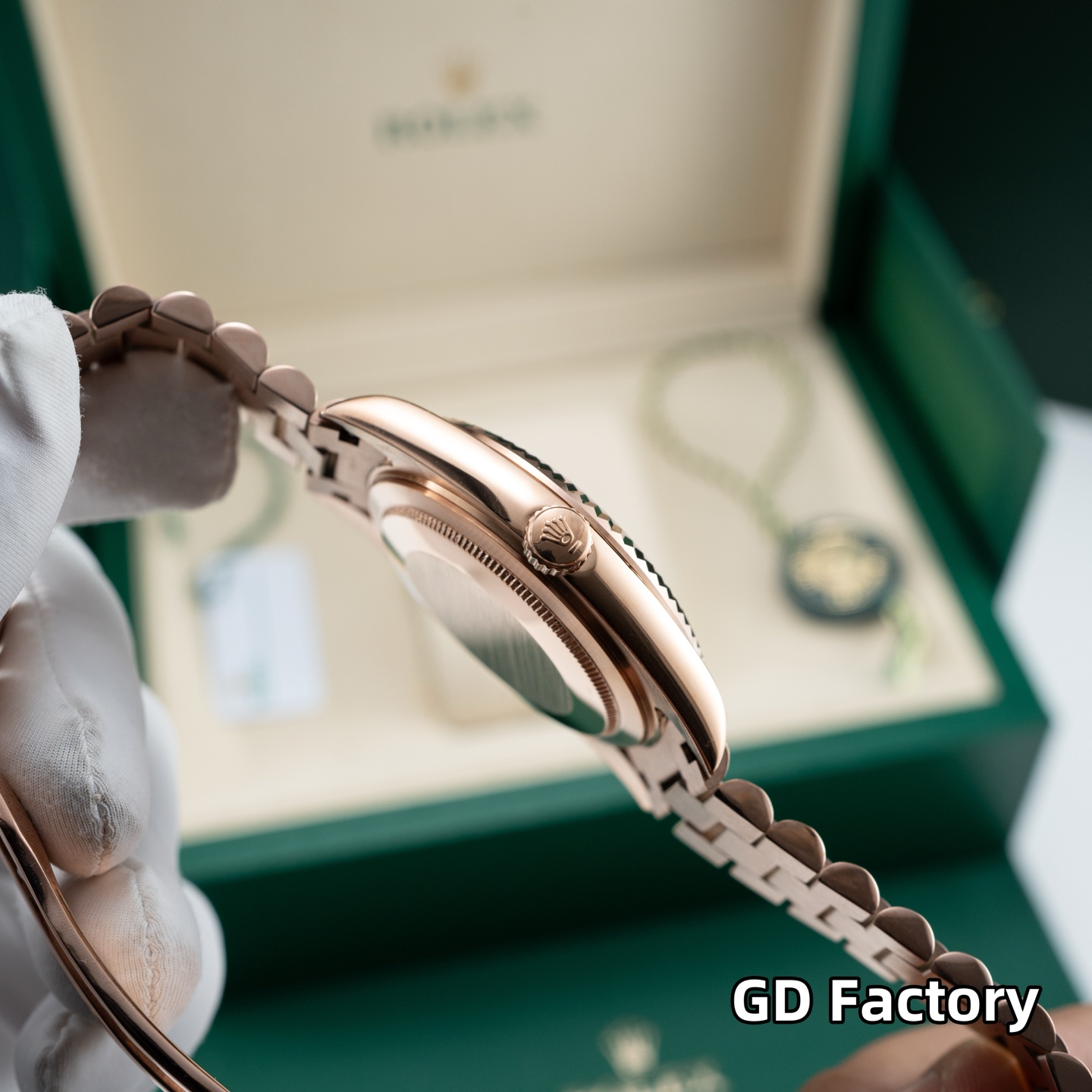 GD品控，2023年便为客量身打造——星期日历型男士腕表，劳力士官方热门爆款～劳粉热捧的DD、黑冰糖、赌桌绿…该系列也一直在劳圈稳居热销榜[强]
亮点一：继续秉承GD厂全新西铁城机芯，些系列搭载西铁城原装8285机芯，出厂机芯检测、调校！外观细节同步原装正品！真正内外兼修[强]
亮点二：40mm官方同步原装表扣，圆三珠表链散件打磨！真正以大厂品质标准打造平价西铁城[强]
亮点三：条丁刻度继续秉承GD厂高效超强、持久夜光粉填充，夜光品质堪比原装！字面盘做工细腻，字体、刻度～细节均源自大厂工艺，媲美原装[强]
亮点五：防刮蓝宝石水晶玻璃镜面，防反光凸透式放大（2.5位）日历窗，放大倍数同步原装，读时、读历清晰通透[强]
⚠️请认准GD品控独家品质