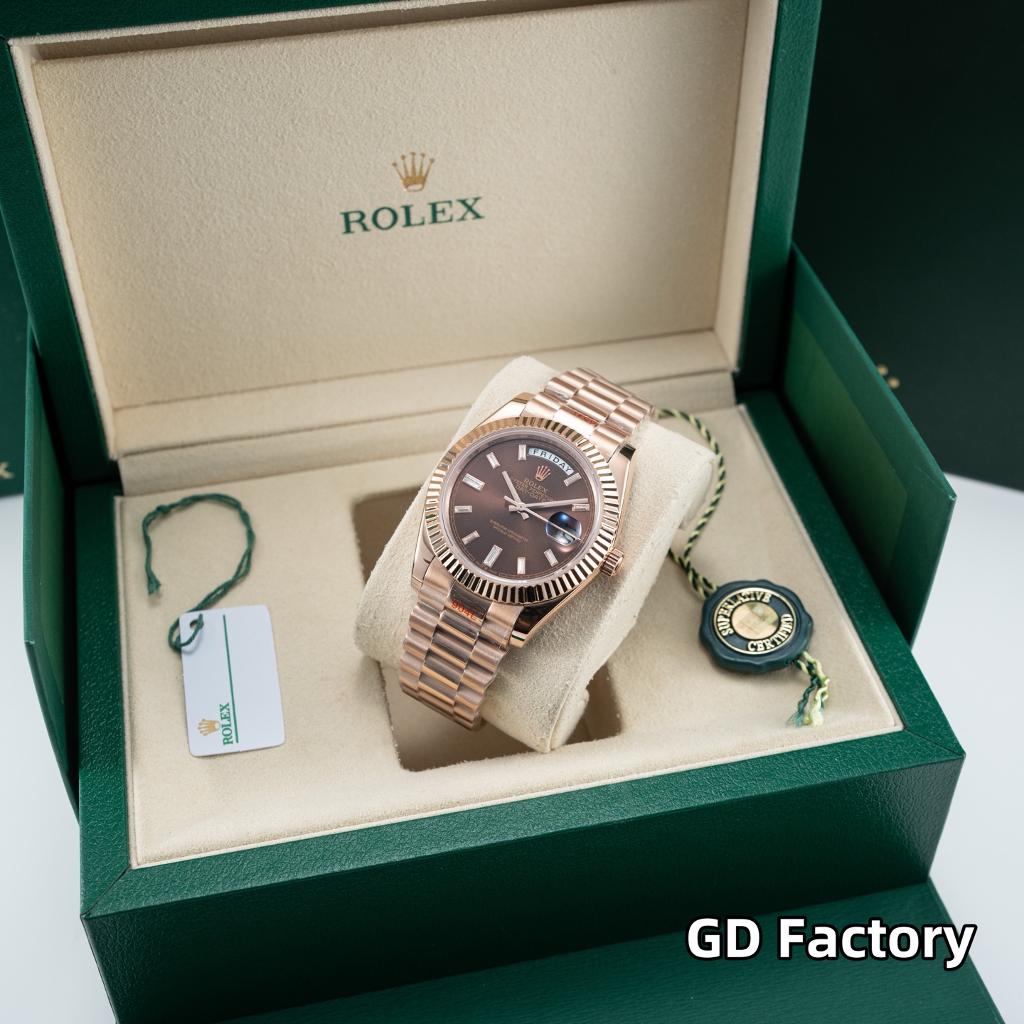 GD品控，2023年便为客量身打造——星期日历型男士腕表，劳力士官方热门爆款～劳粉热捧的DD、黑冰糖、赌桌绿…该系列也一直在劳圈稳居热销榜[强]
亮点一：继续秉承GD厂全新西铁城机芯，些系列搭载西铁城原装8285机芯，出厂机芯检测、调校！外观细节同步原装正品！真正内外兼修[强]
亮点二：40mm官方同步原装表扣，圆三珠表链散件打磨！真正以大厂品质标准打造平价西铁城[强]
亮点三：条丁刻度继续秉承GD厂高效超强、持久夜光粉填充，夜光品质堪比原装！字面盘做工细腻，字体、刻度～细节均源自大厂工艺，媲美原装[强]
亮点五：防刮蓝宝石水晶玻璃镜面，防反光凸透式放大（2.5位）日历窗，放大倍数同步原装，读时、读历清晰通透[强]
⚠️请认准GD品控独家品质